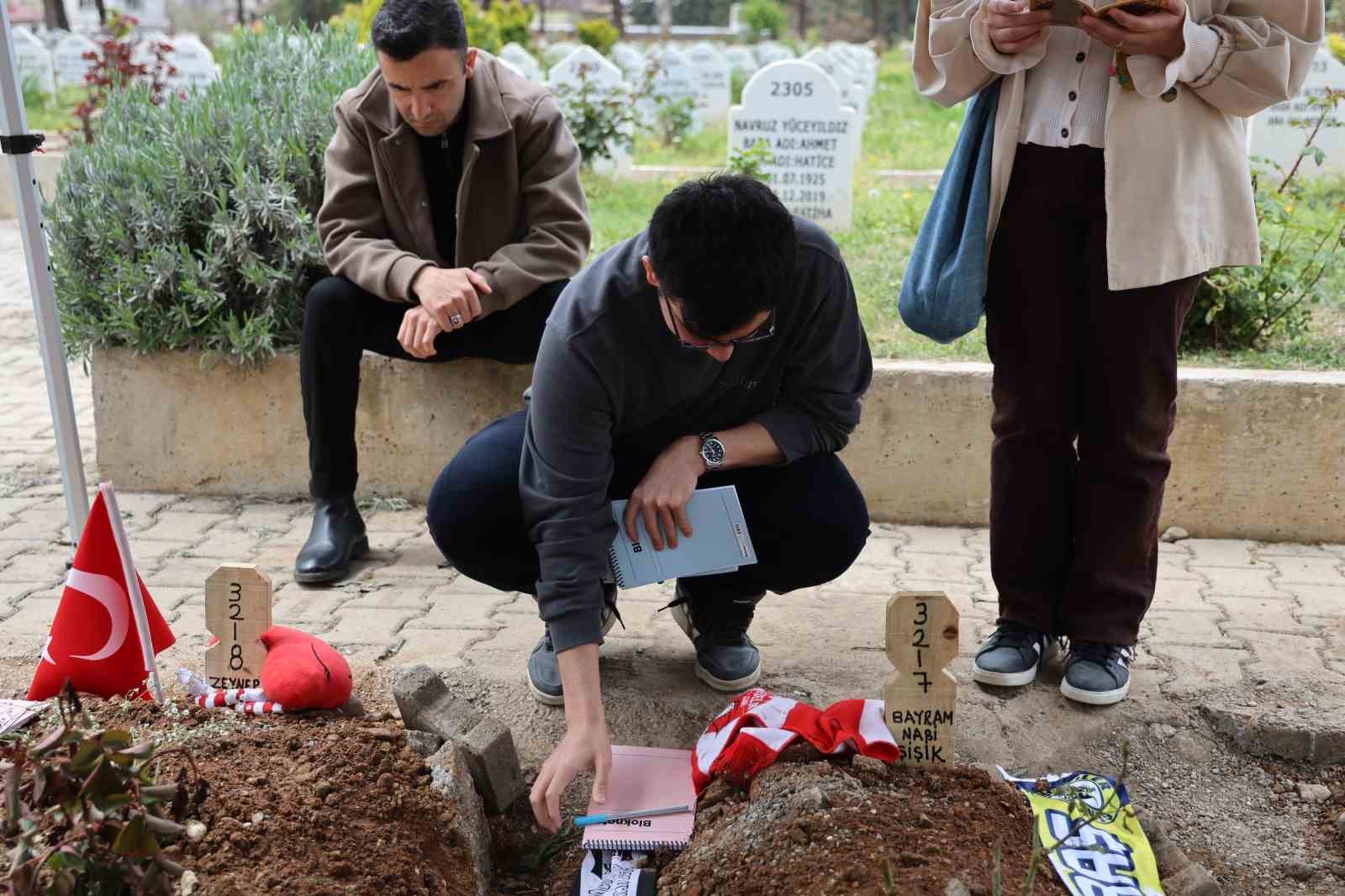 Saldırıda ölen çocukların mezarına duygulandıran not bırakıldı
