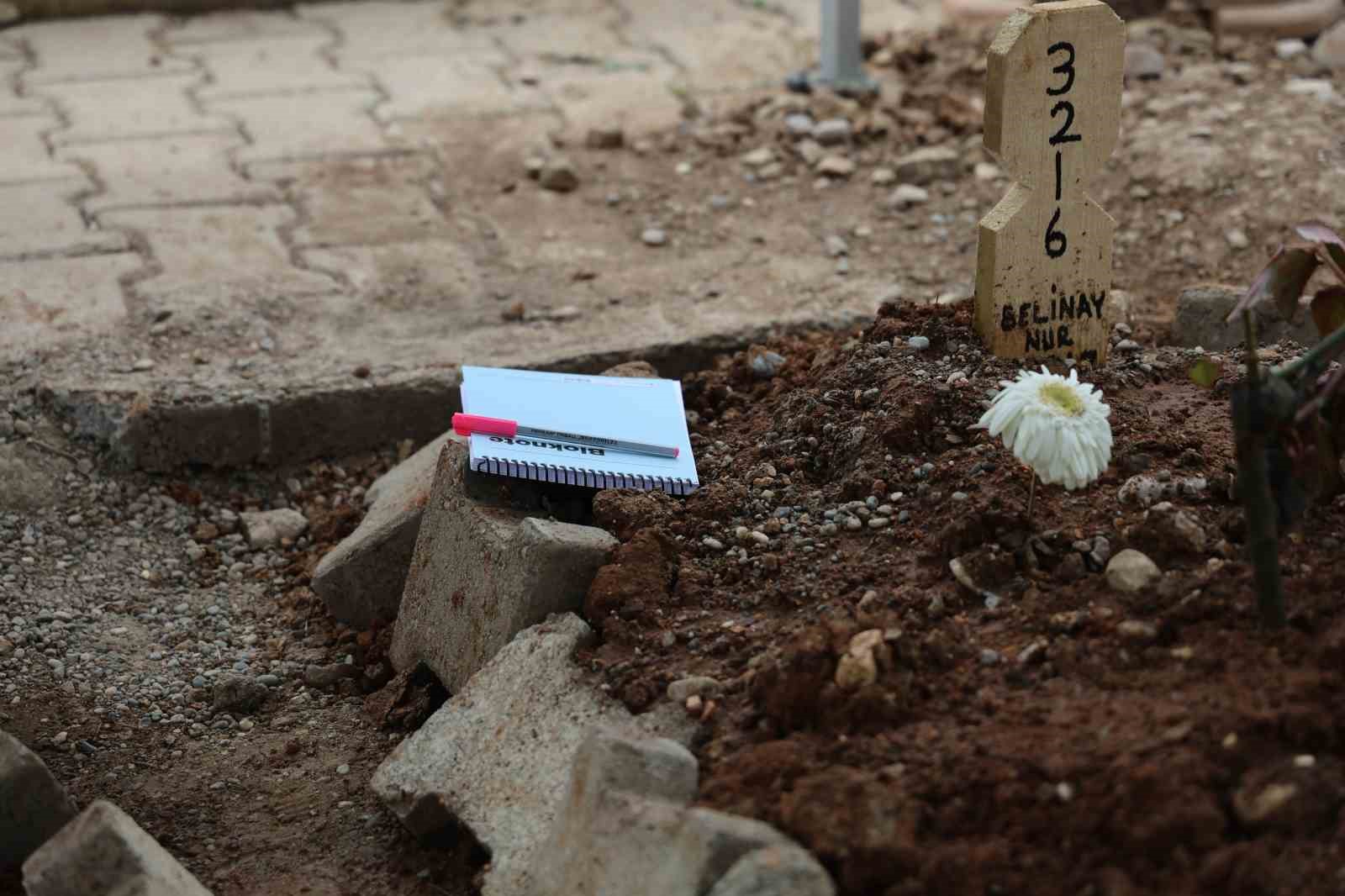 Saldırıda ölen çocukların mezarına duygulandıran not bırakıldı
