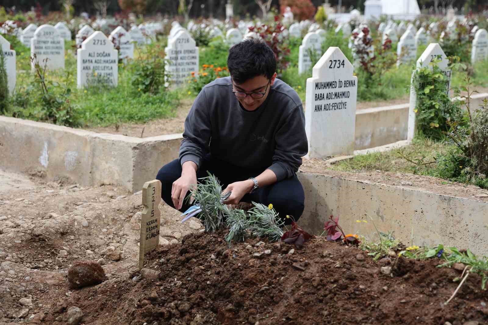Saldırıda ölen çocukların mezarına duygulandıran not bırakıldı
