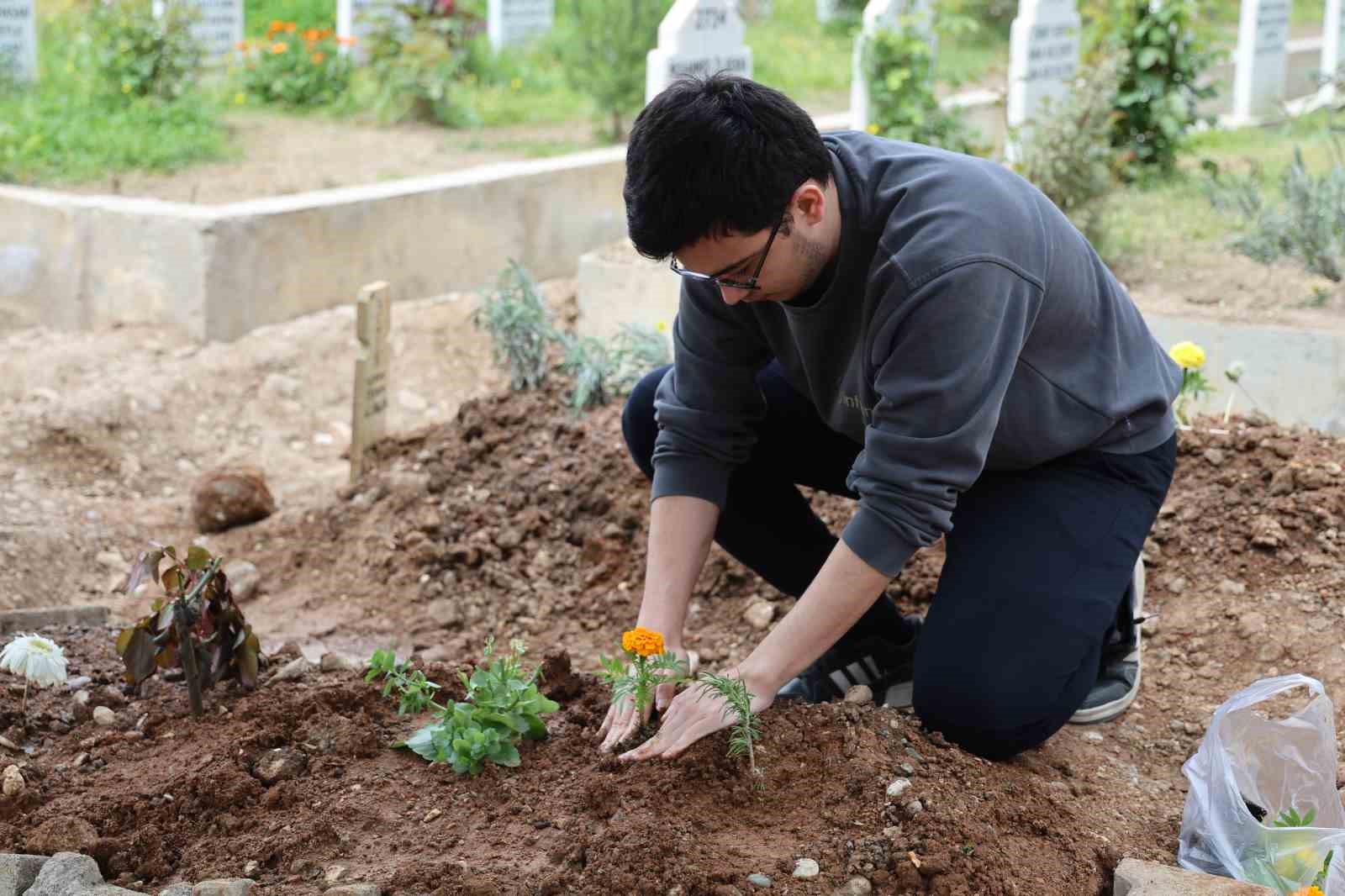 Saldırıda ölen çocukların mezarına duygulandıran not bırakıldı
