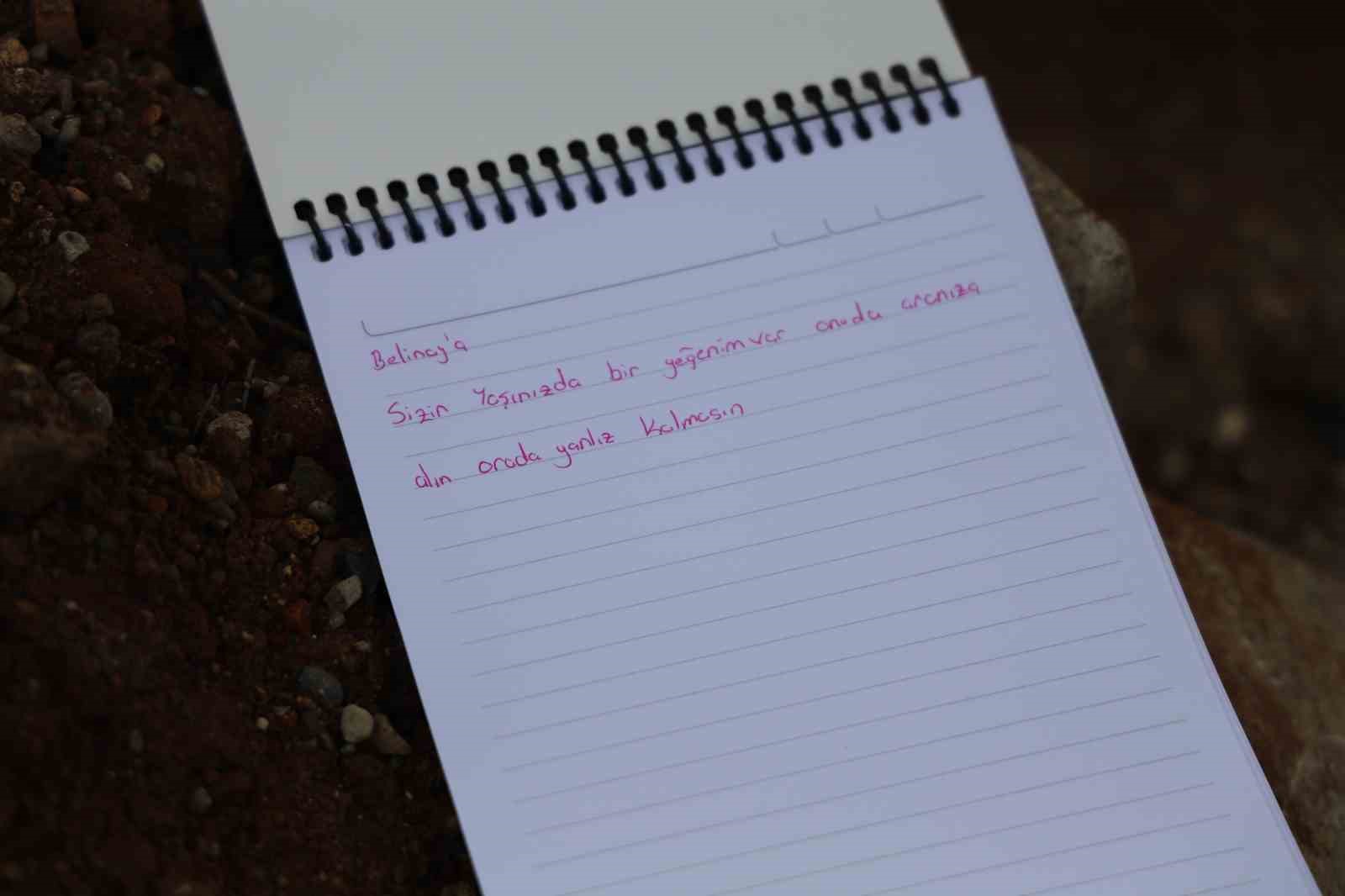 Saldırıda ölen çocukların mezarına duygulandıran not bırakıldı
