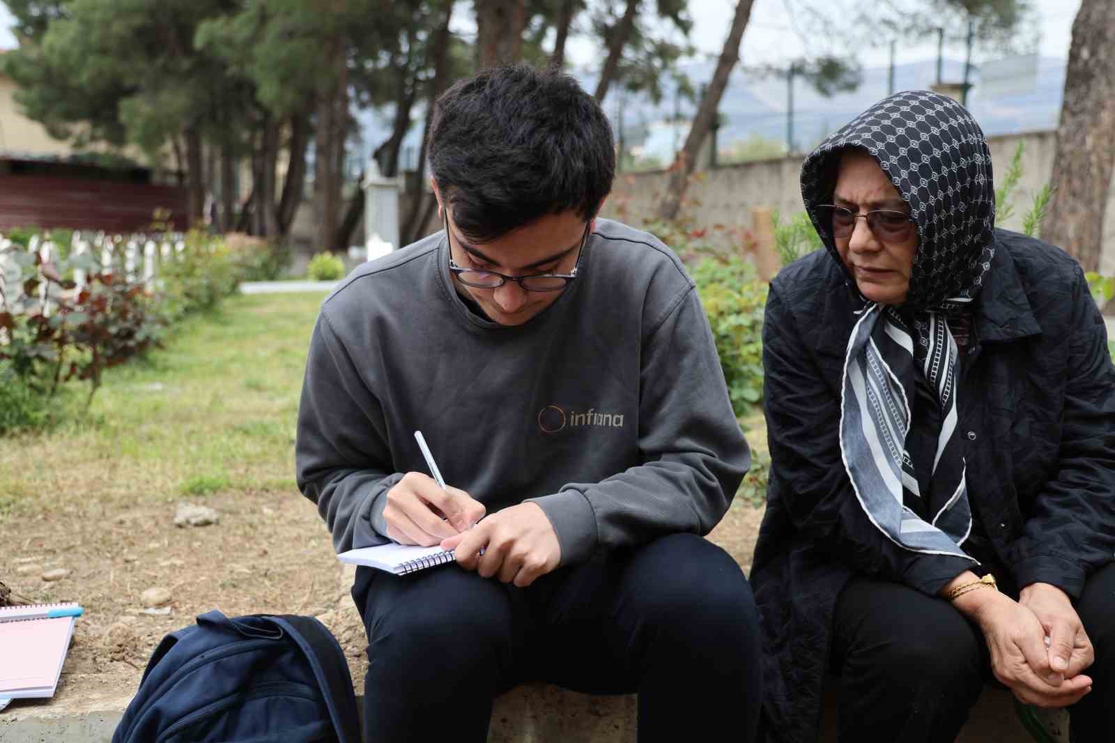 Saldırıda ölen çocukların mezarına duygulandıran not bırakıldı
