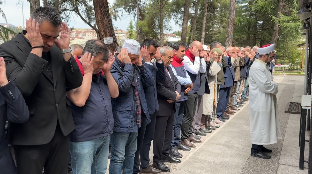 Saldırıda ölen öğretmen ve öğrenciler için gıyabi cenaze namazı kılındı
