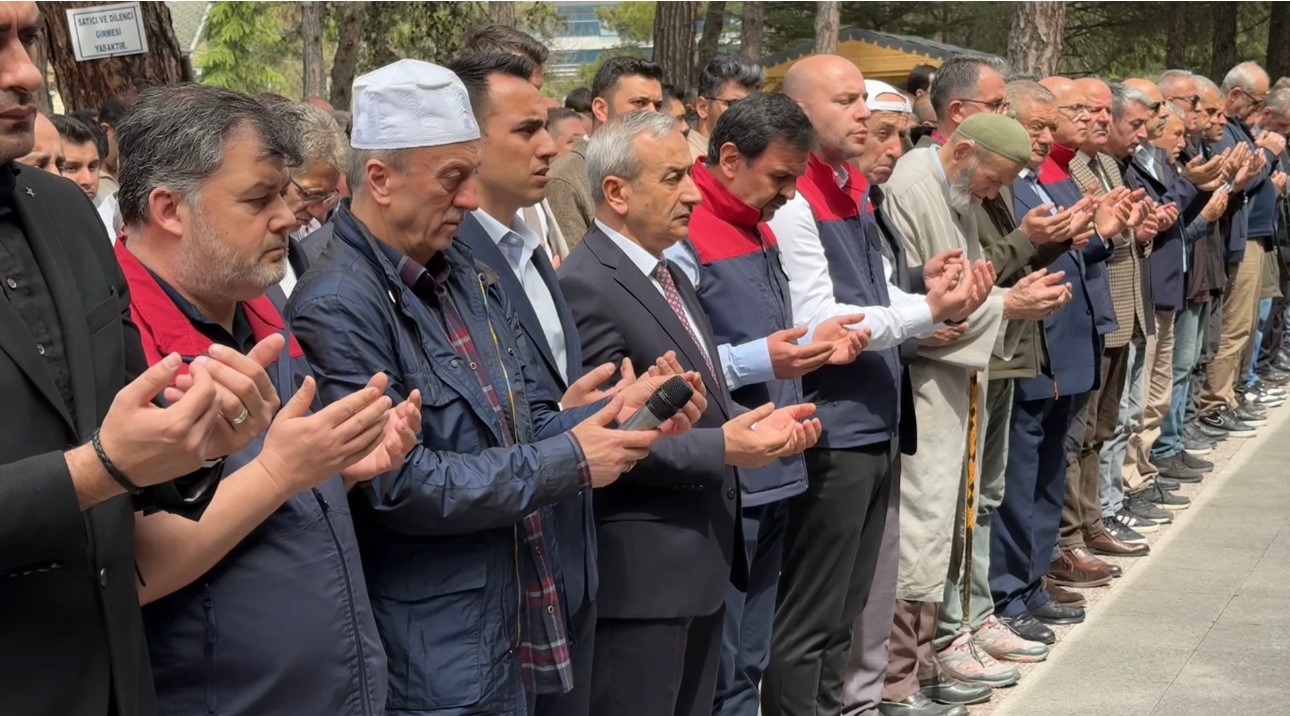Saldırıda ölen öğretmen ve öğrenciler için gıyabi cenaze namazı kılındı
