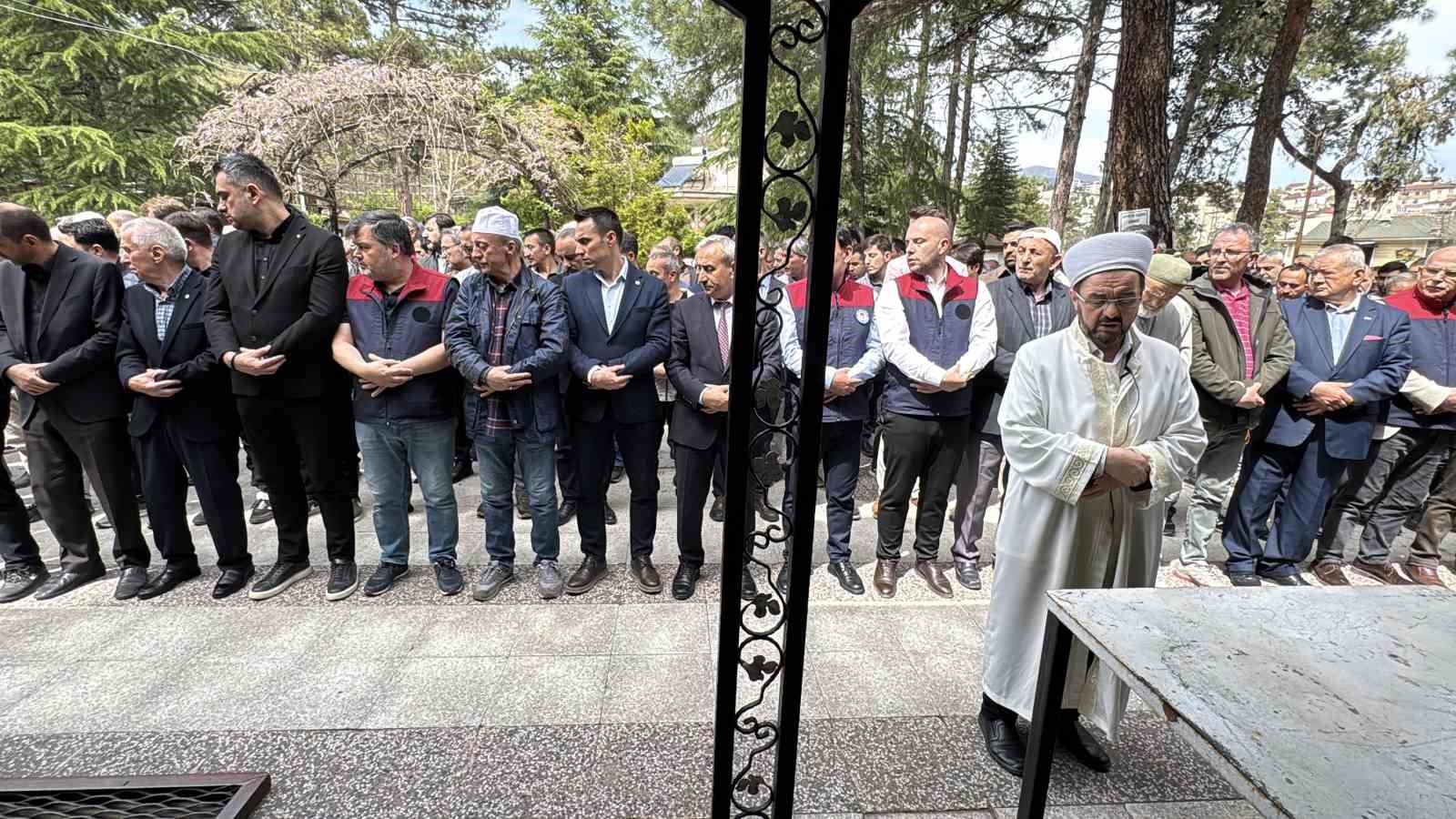Saldırıda ölen öğretmen ve öğrenciler için gıyabi cenaze namazı kılındı

