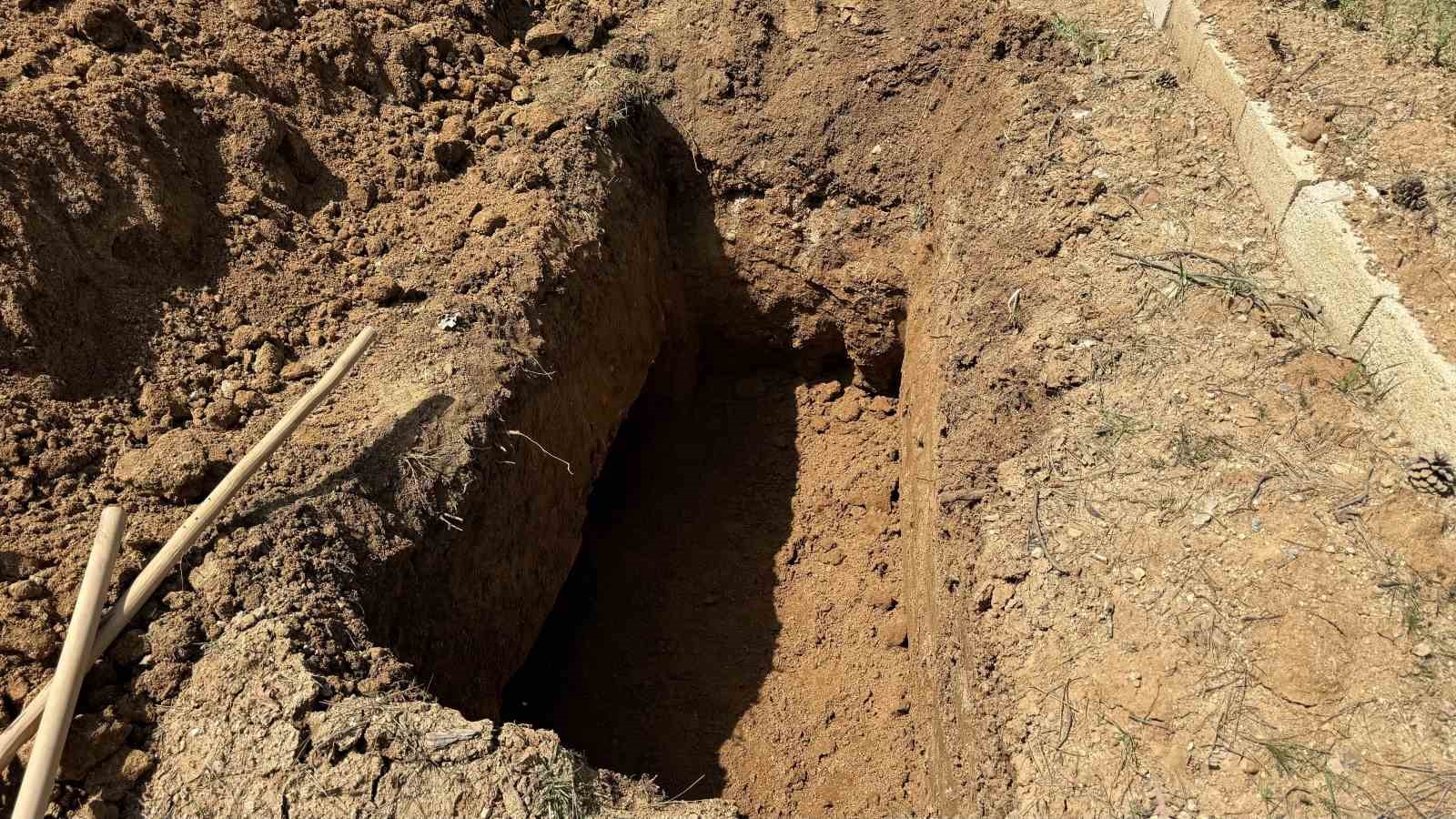 Saldırıda ölen öğretmenin defnedileceği mezar yeri görüntülendi
