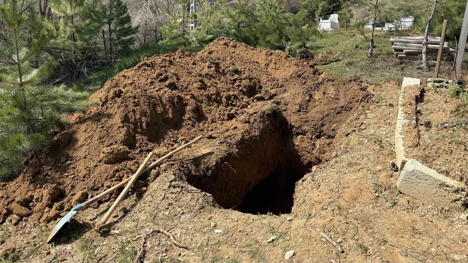 Saldırıda ölen öğretmenin defnedileceği mezar yeri görüntülendi
