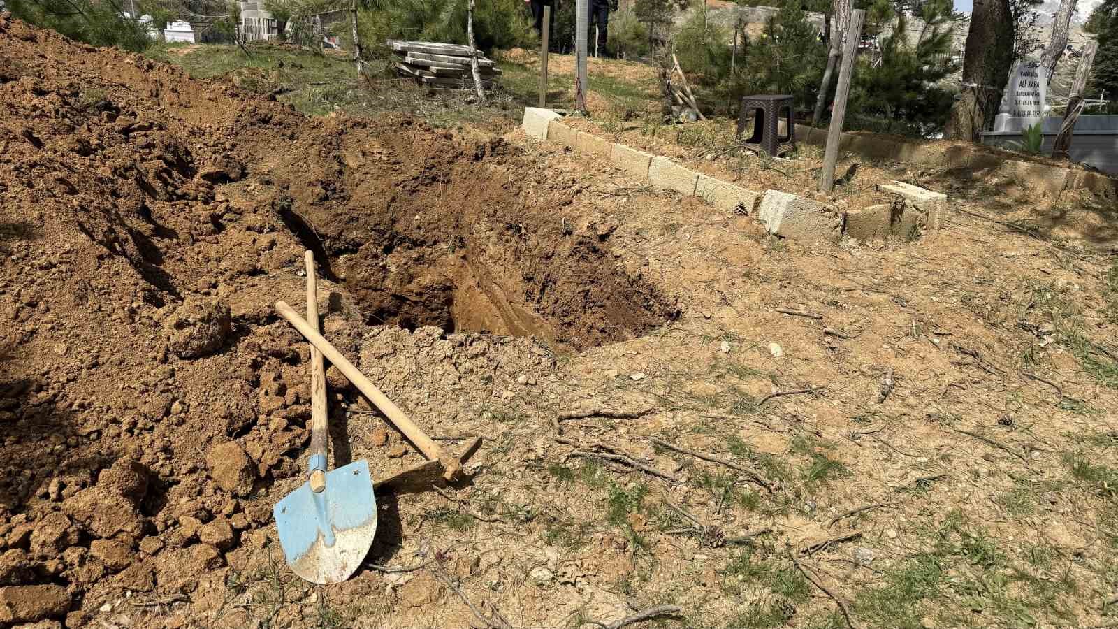 Saldırıda ölen öğretmenin defnedileceği mezar yeri görüntülendi
