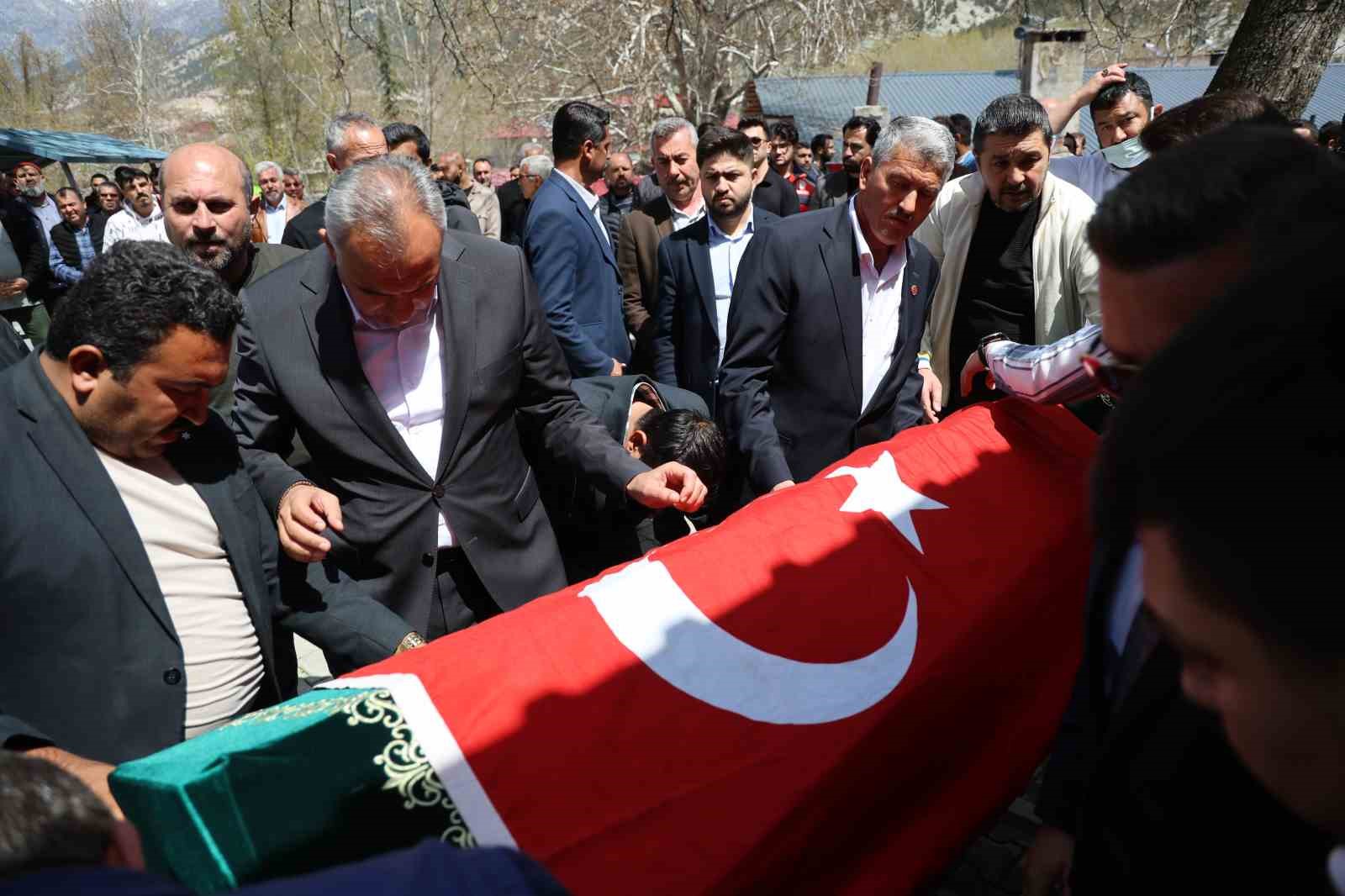 Saldırıda ölen öğretmenin eşi ve çocukları tabut başında gözyaşı döktü

