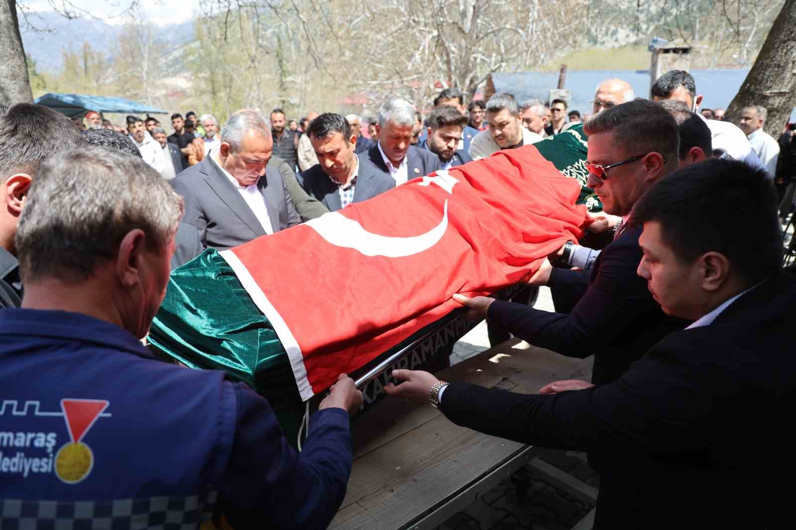 Saldırıda ölen öğretmenin eşi ve çocukları tabut başında gözyaşı döktü
