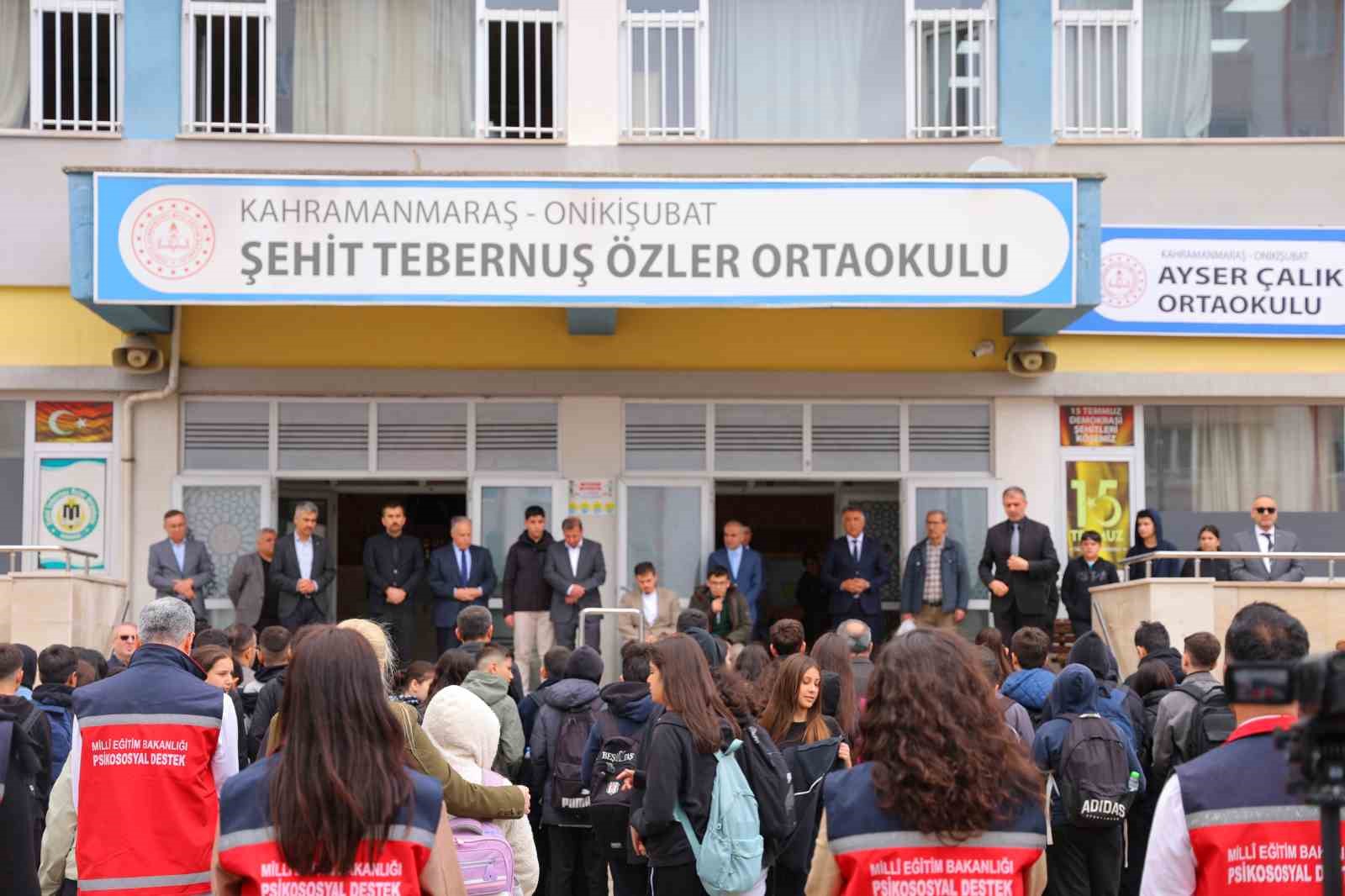Saldırının gerçekleştiği okulun velileri çocuklarını öperek okula yolladı
