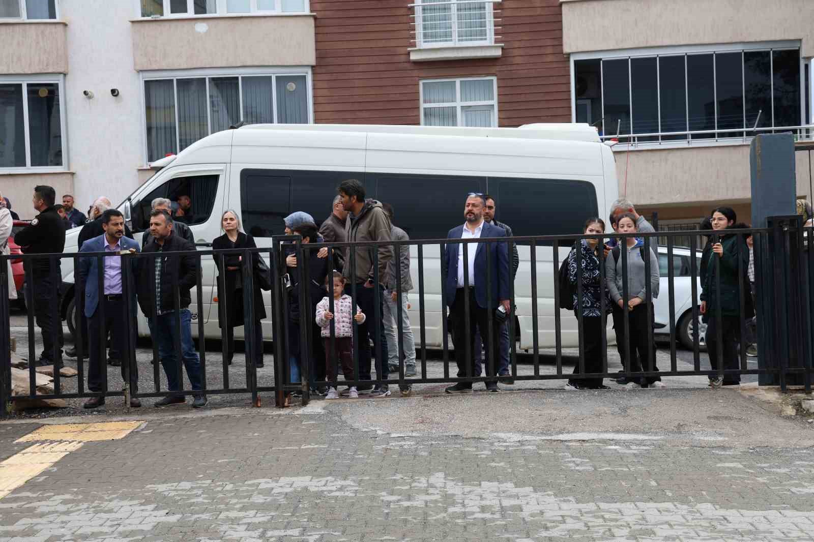 Saldırının gerçekleştiği okulun velileri çocuklarını öperek okula yolladı
