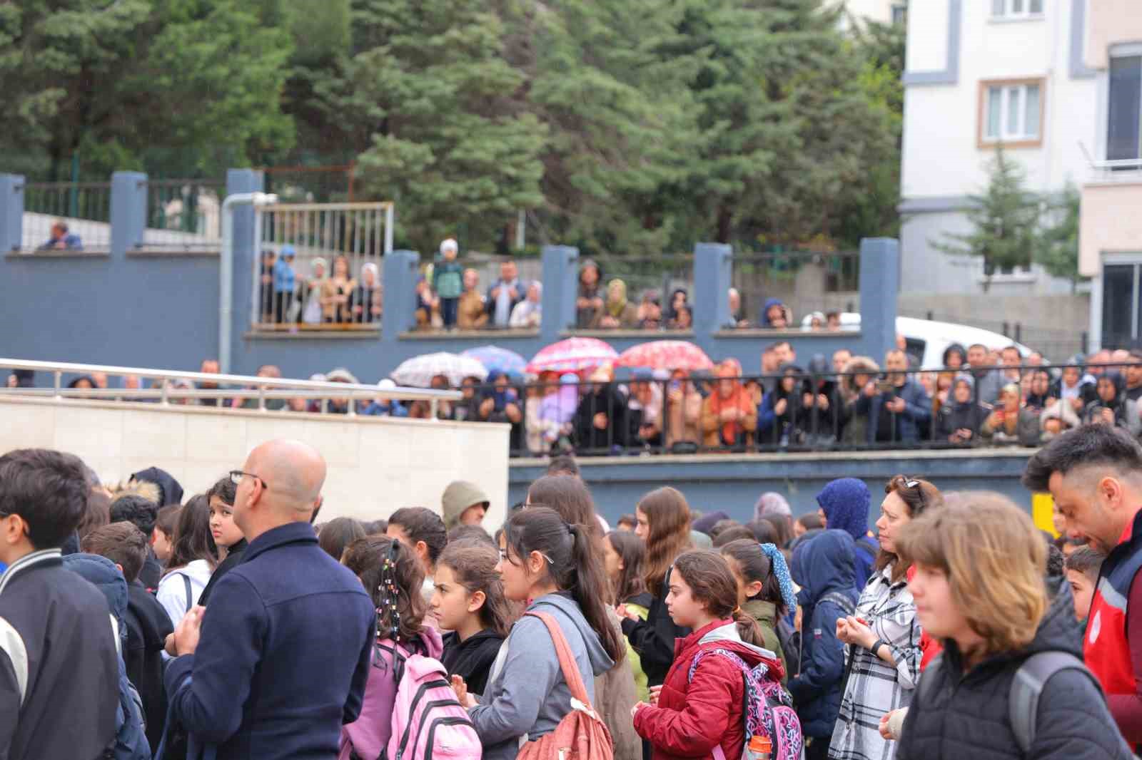 Saldırının gerçekleştiği okulun velileri çocuklarını öperek okula yolladı

