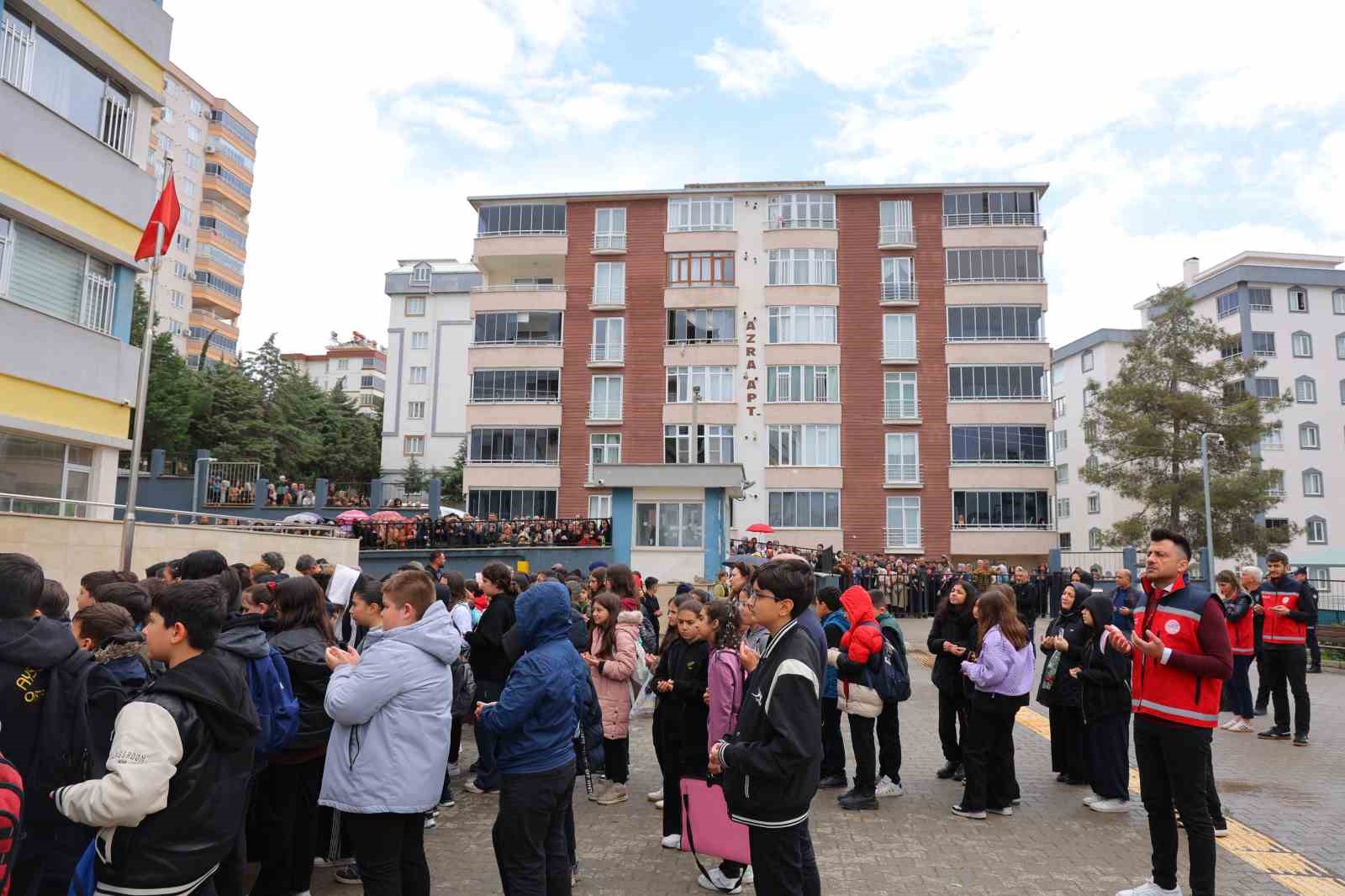 Saldırının gerçekleştiği okulun velileri çocuklarını öperek okula yolladı
