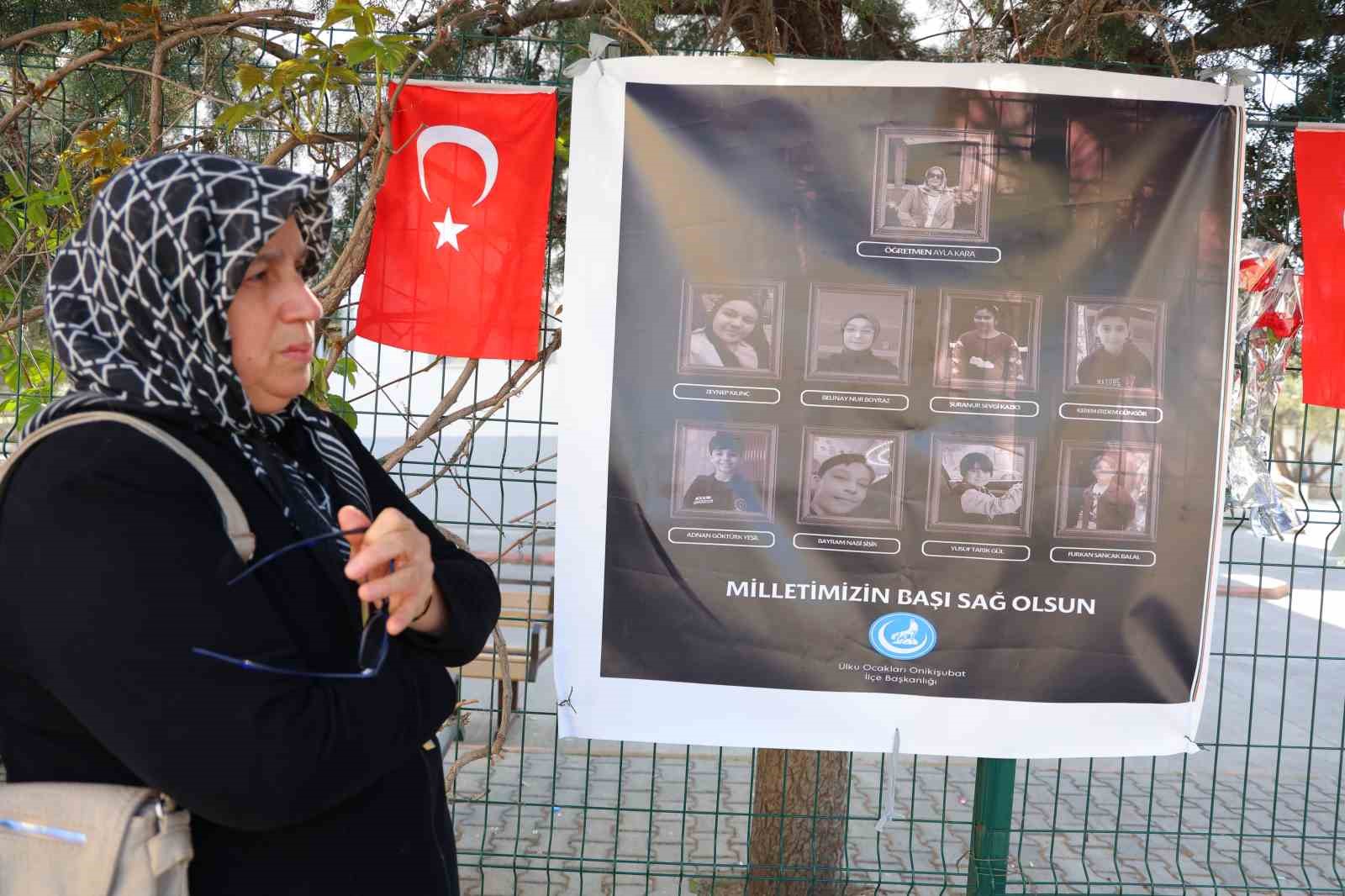 Saldırının yaşandığı okul önünde Kur’an-ı Kerim okuyup gözyaşı döktü
