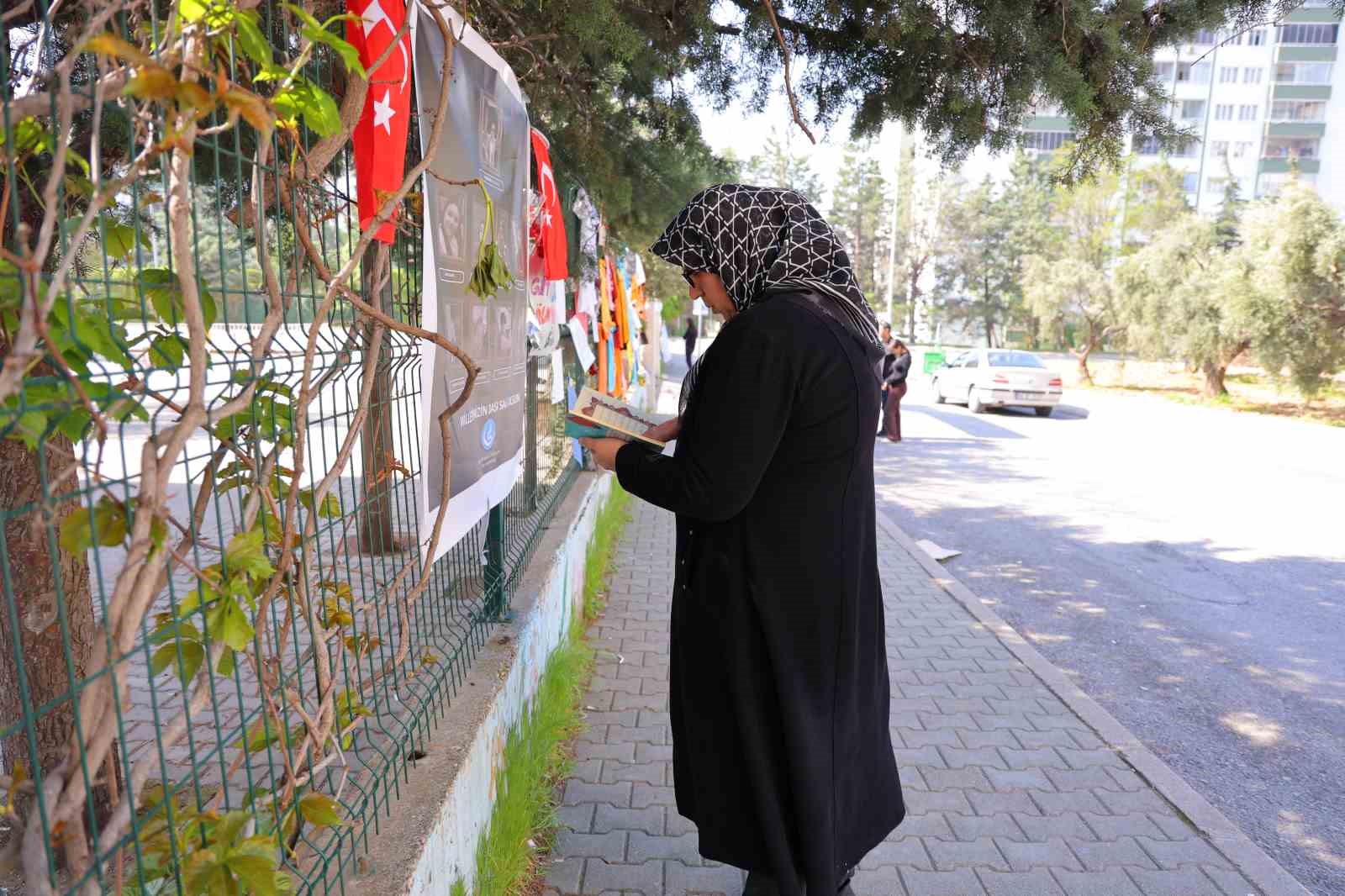 Saldırının yaşandığı okul önünde Kur’an-ı Kerim okuyup gözyaşı döktü
