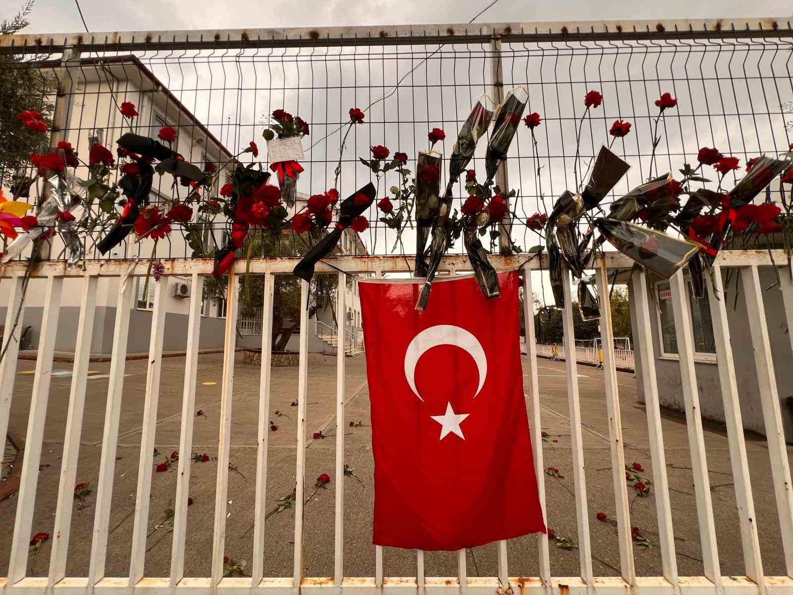 Saldırının yaşandığı okul önündeki yazılar ve görseller görenleri duygulandırıyor
