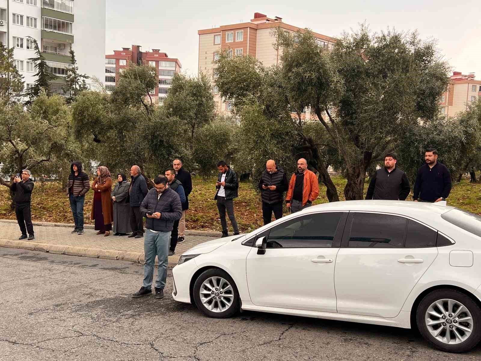 Saldırının yaşandığı okul önündeki yazılar ve görseller görenleri duygulandırıyor

