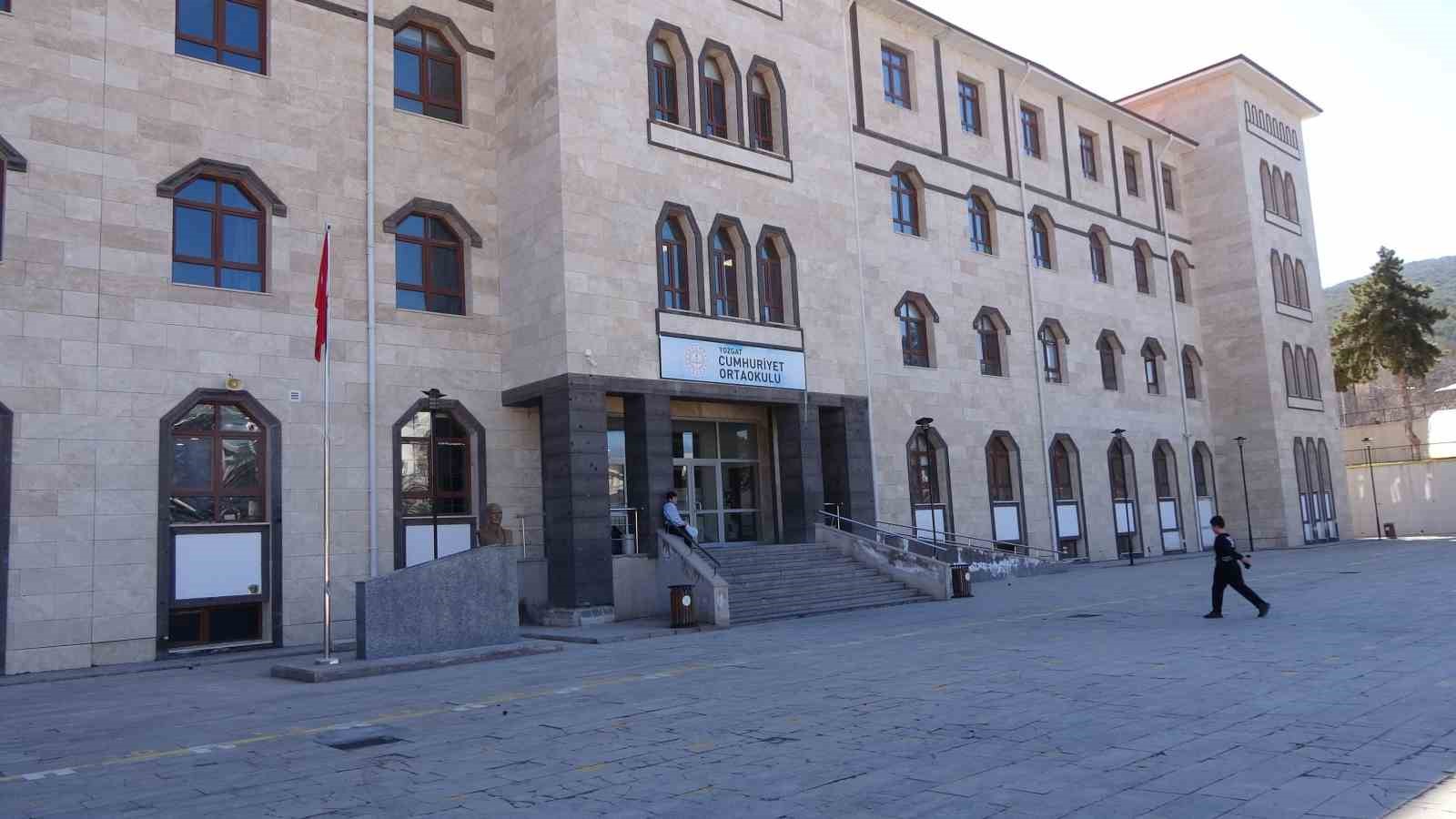 Saldırıya uğrayan okul müdürüne destek verdiler
