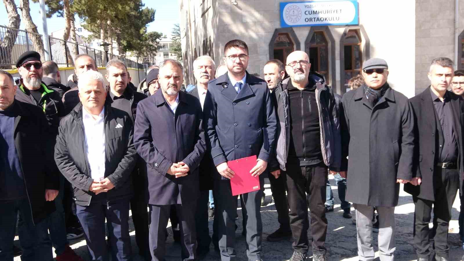 Saldırıya uğrayan okul müdürüne destek verdiler
