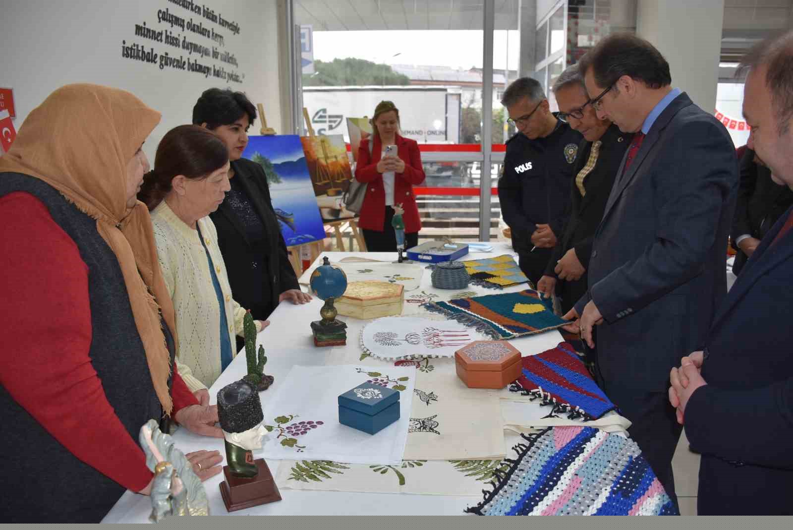 Salihli huzurevi sakinleri hünerlerini sergiledi
