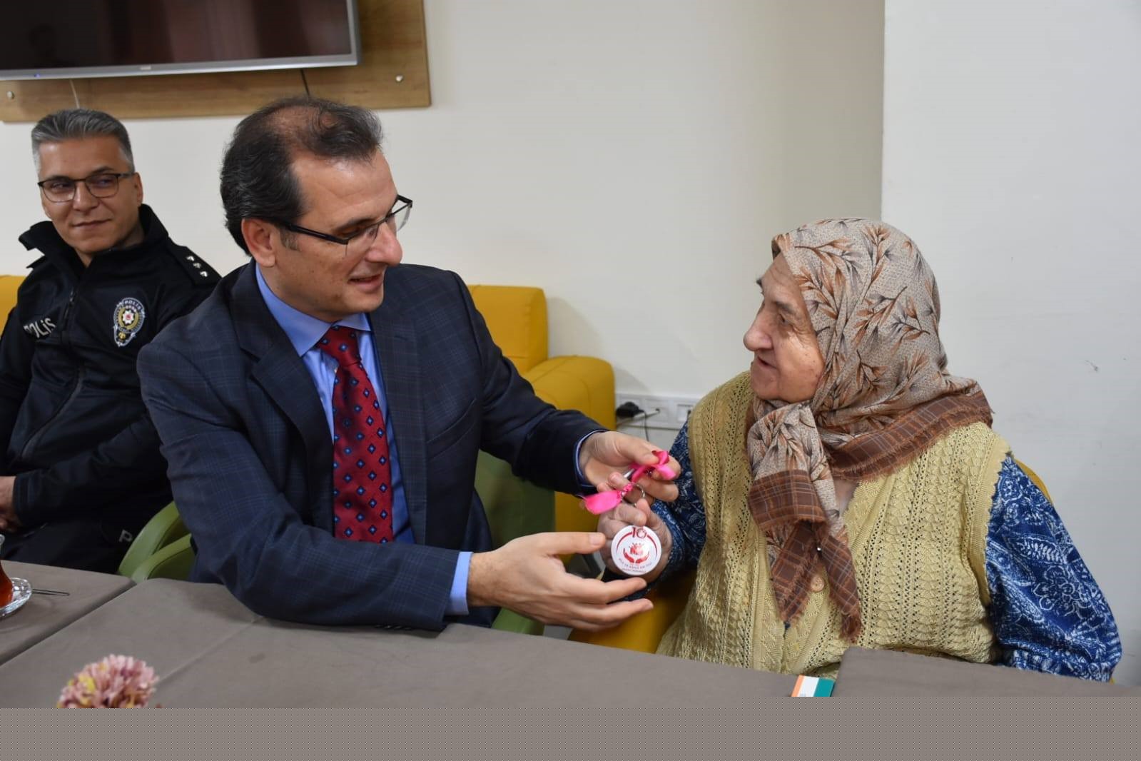 Salihli huzurevi sakinleri hünerlerini sergiledi
