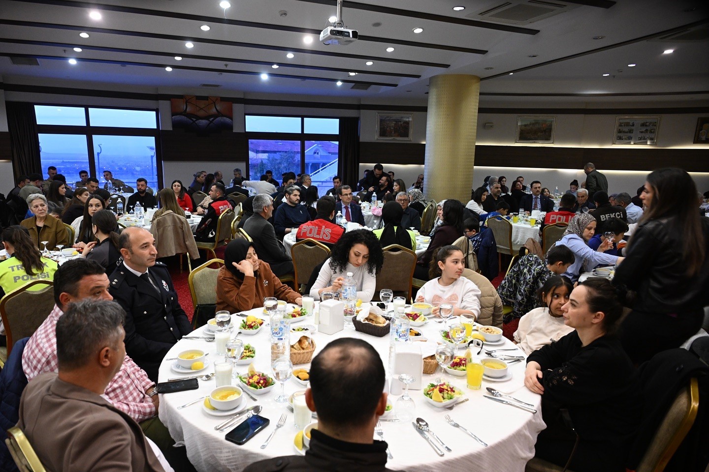 Salihli İlçe Emniyet, şehit aileleri ve gazileri iftar sofrasında ağırladı
