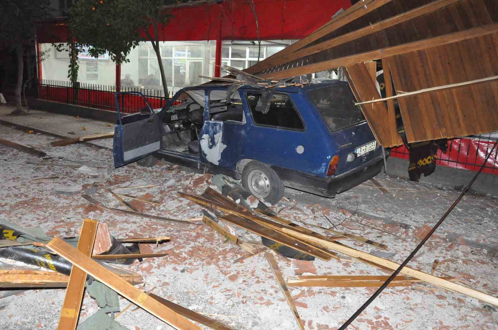 Salihli ilçesini fırtına vurdu, minarenin külahı koptu, çok sayıda ağaç devrildi
