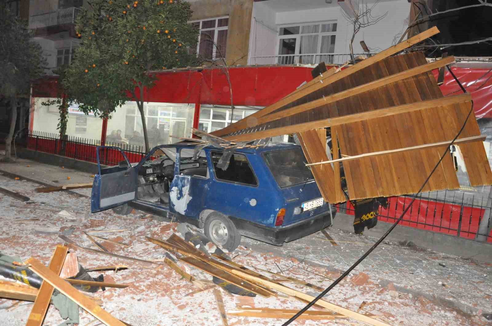 Salihli ilçesini fırtına vurdu, minarenin külahı koptu, çok sayıda ağaç devrildi
