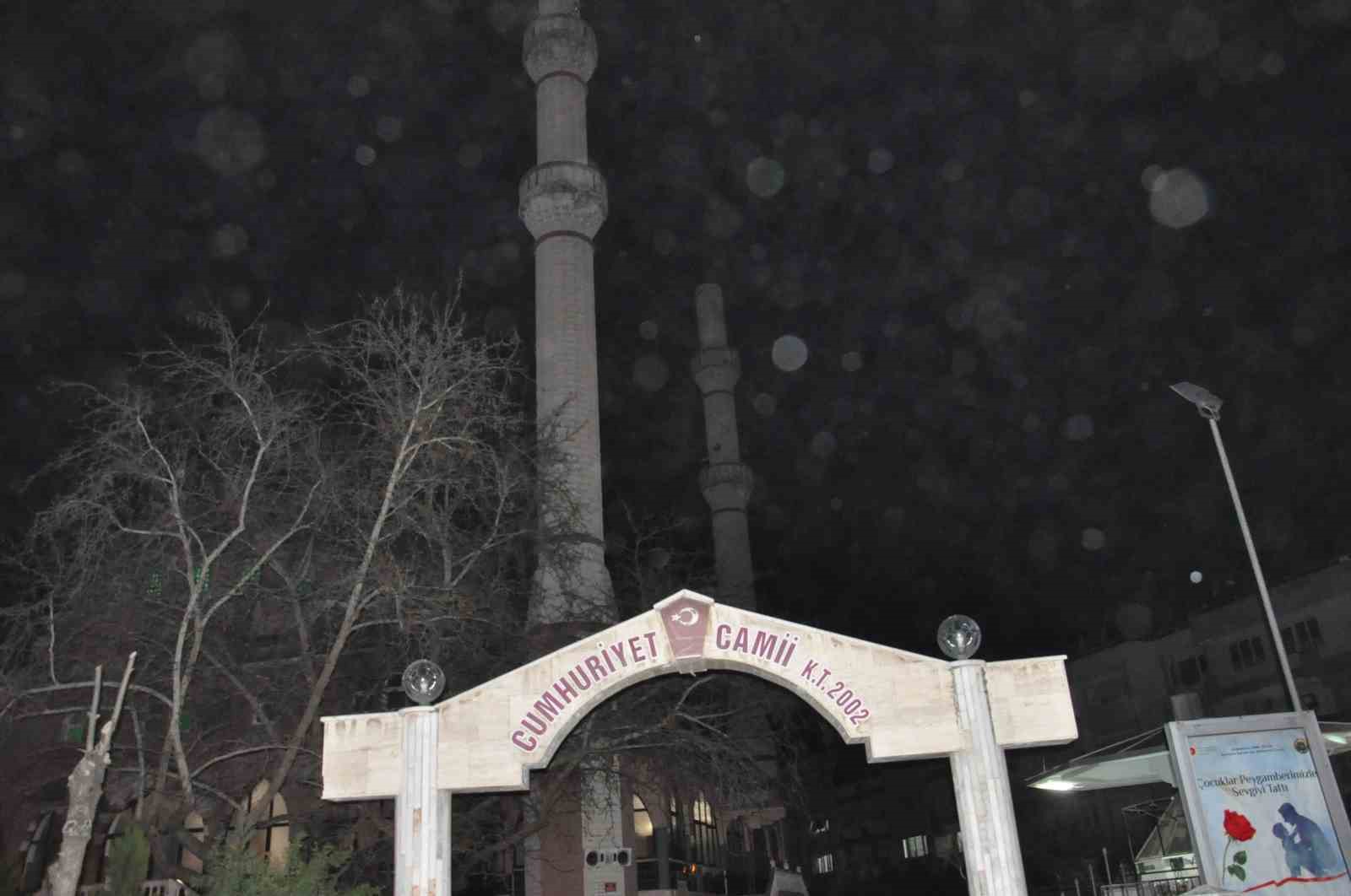 Salihli ilçesini fırtına vurdu, minarenin külahı koptu, çok sayıda ağaç devrildi
