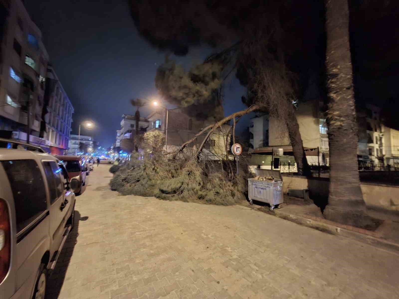 Salihli ilçesini fırtına vurdu, minarenin külahı koptu, çok sayıda ağaç devrildi
