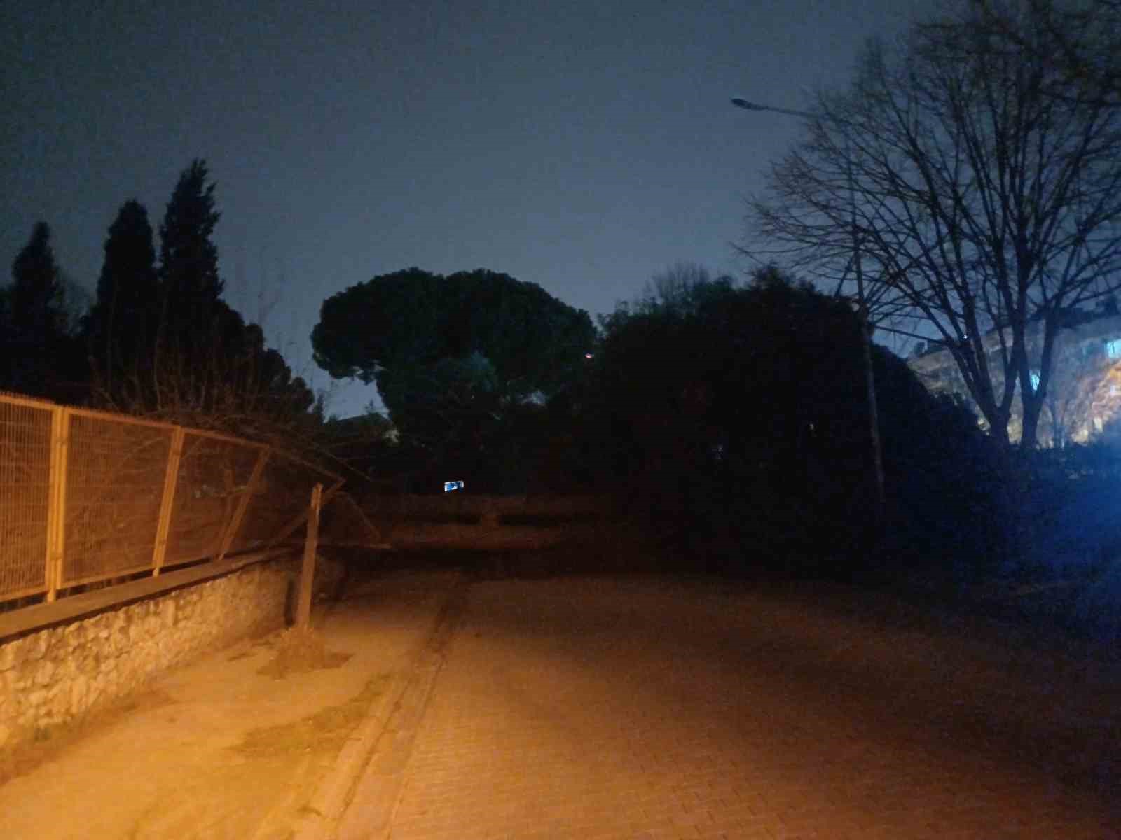 Salihli ilçesini fırtına vurdu, minarenin külahı koptu, çok sayıda ağaç devrildi
