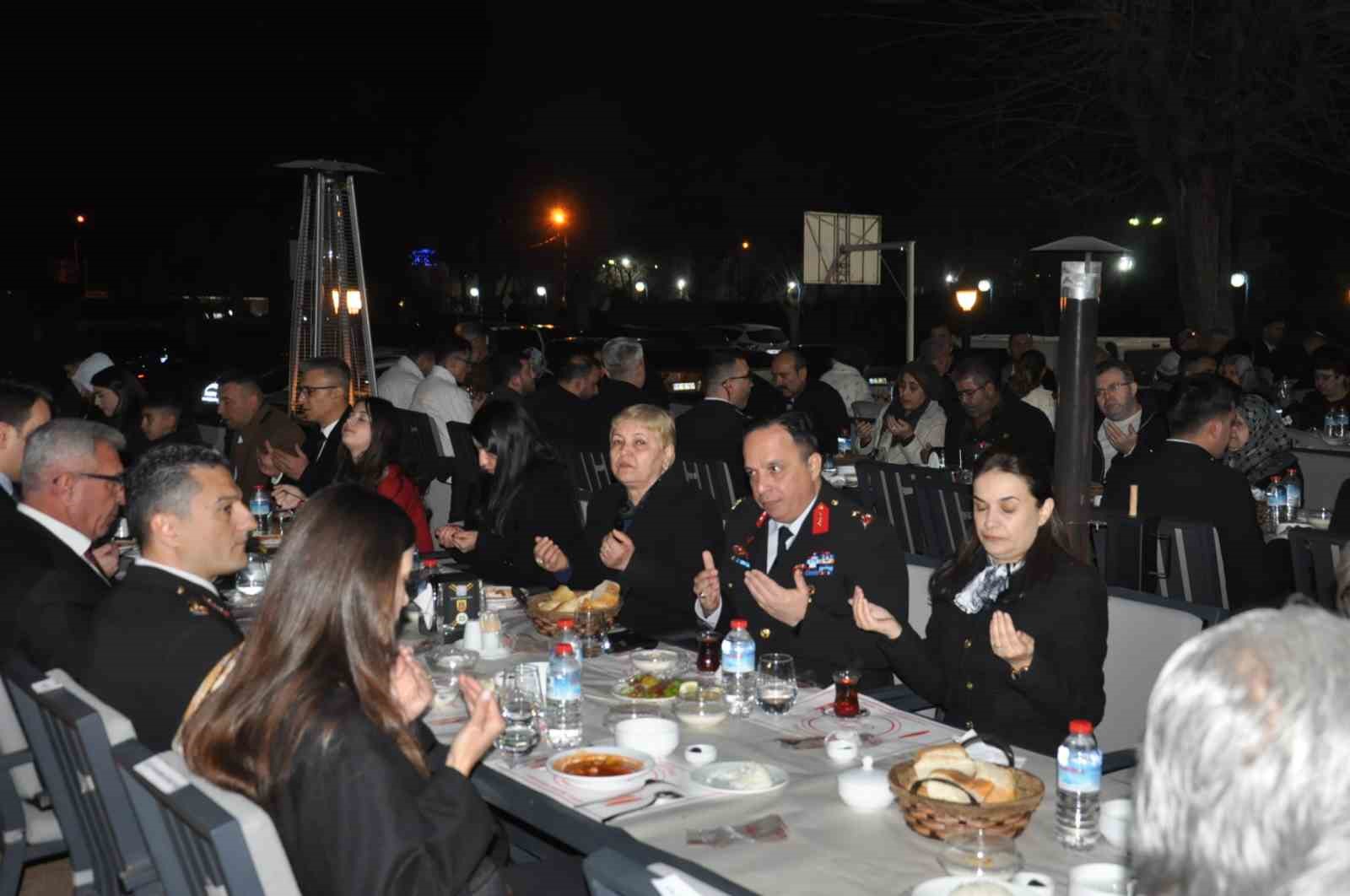 Salihli jandarma, şehit aileleri ve gazileri iftar sofrasında ağırladı
