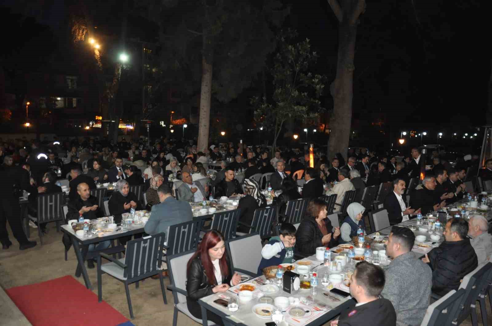 Salihli jandarma, şehit aileleri ve gazileri iftar sofrasında ağırladı
