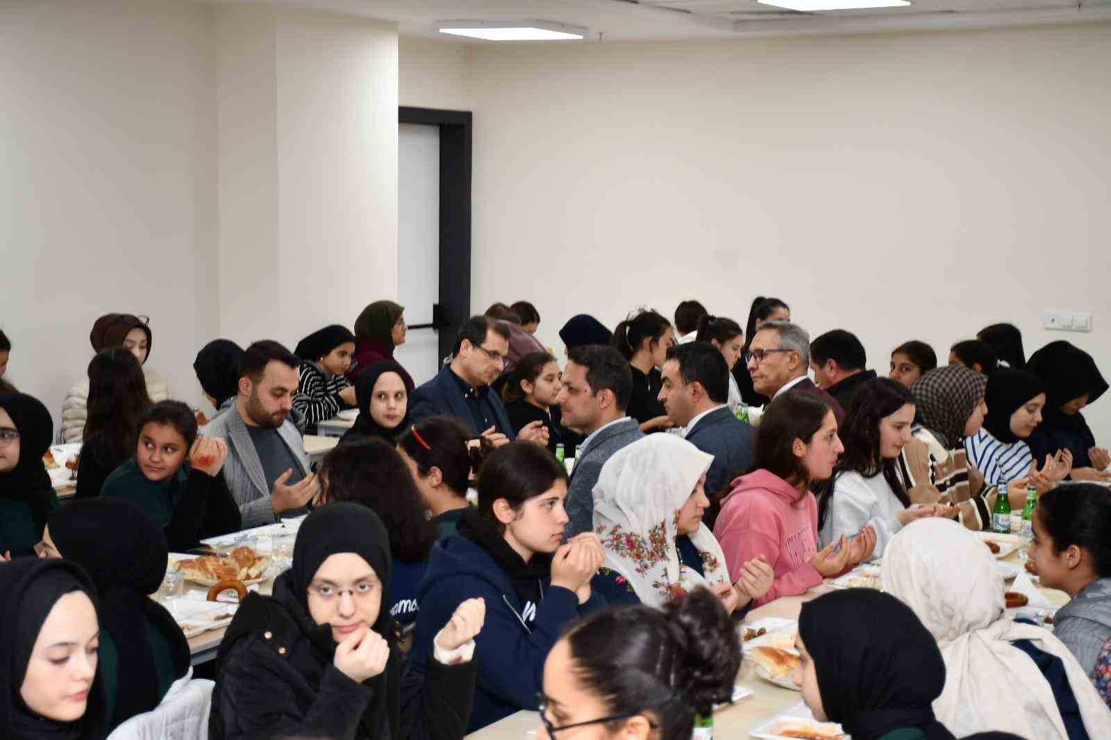 Salihli Kaymakamı Güldoğan, öğrencilerle iftar yaptı
