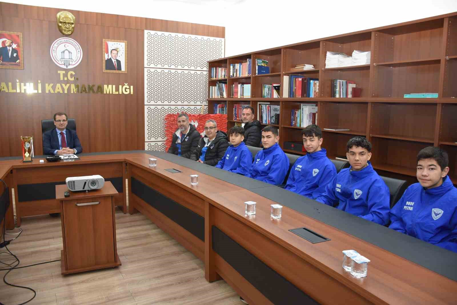 Salihli Kaymakamı Güldoğan, şampiyonları ağırladı
