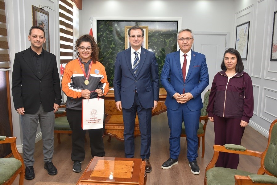 Salihli Kaymakamı Güldoğan, Türkiye Şampiyonu öğrenciyi ağırladı
