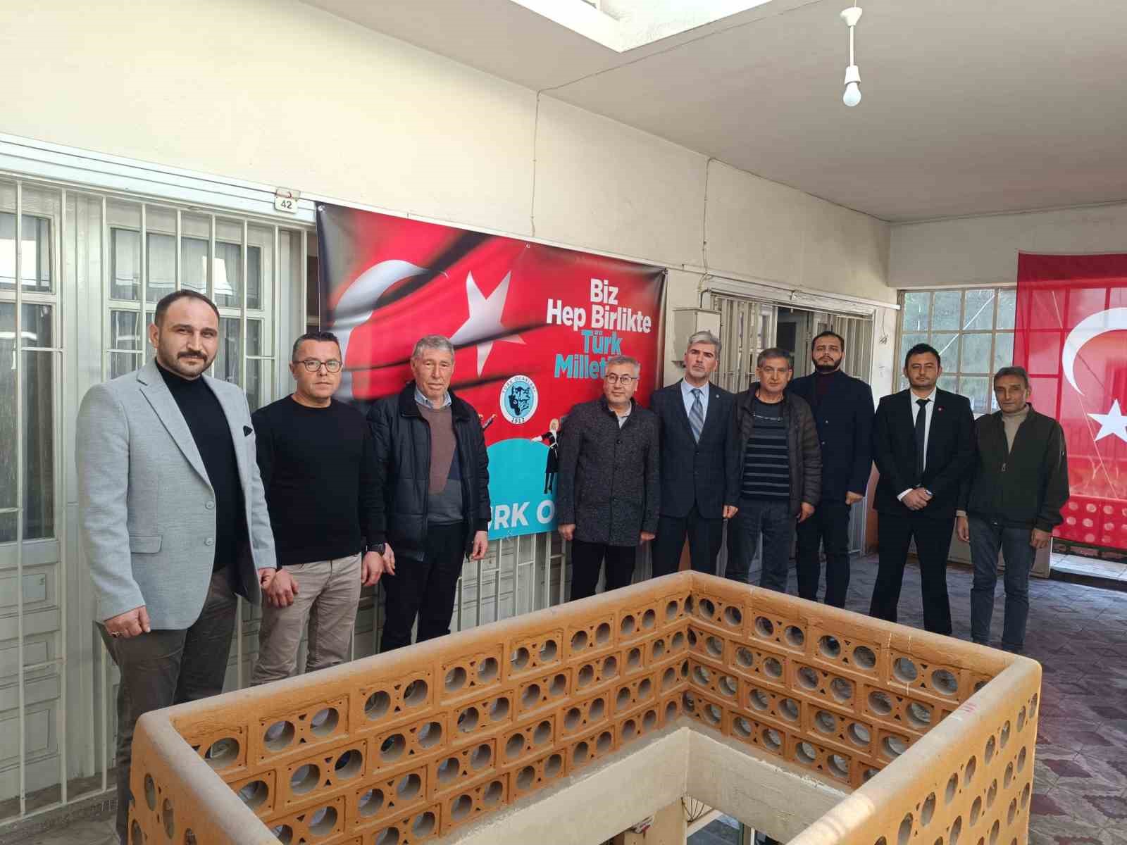 Salihli Türk Ocakları’nda Ednan Aras güven tazeledi
