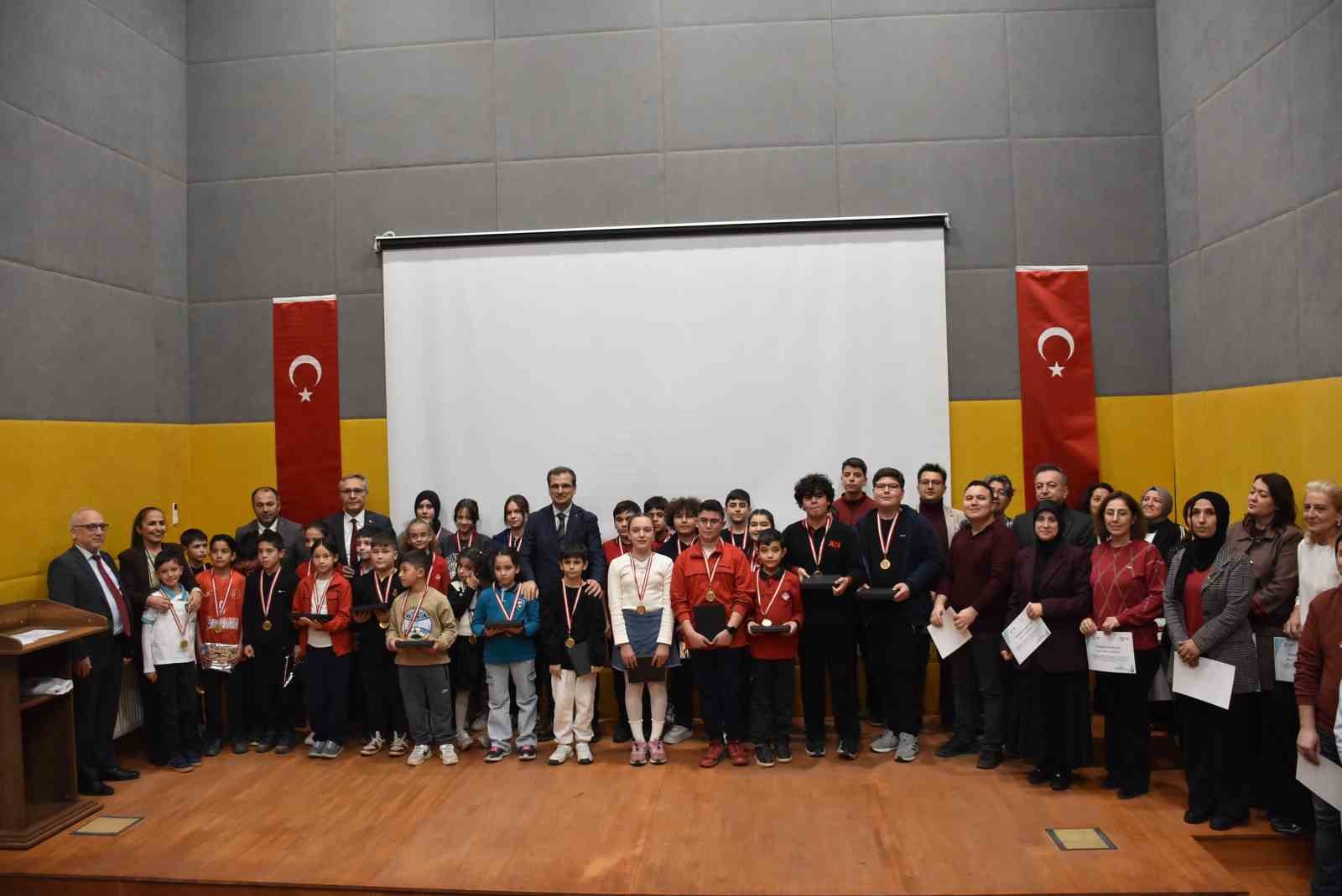 Salihli’de akıl ve zeka oyunları heyecanı: 157 öğrenci ilçe finalinde yarıştı
