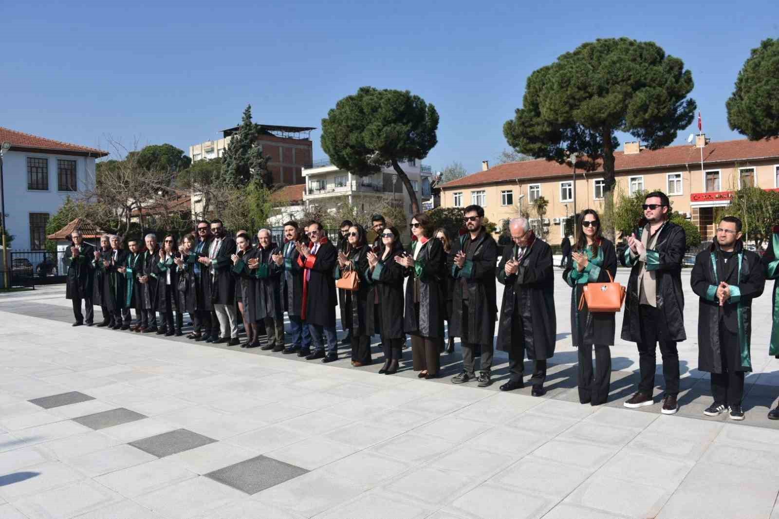 Salihli’de Avukatlar Günü törenle kutlandı
Salihli’de Avukatlar Günü törenle kutlandı