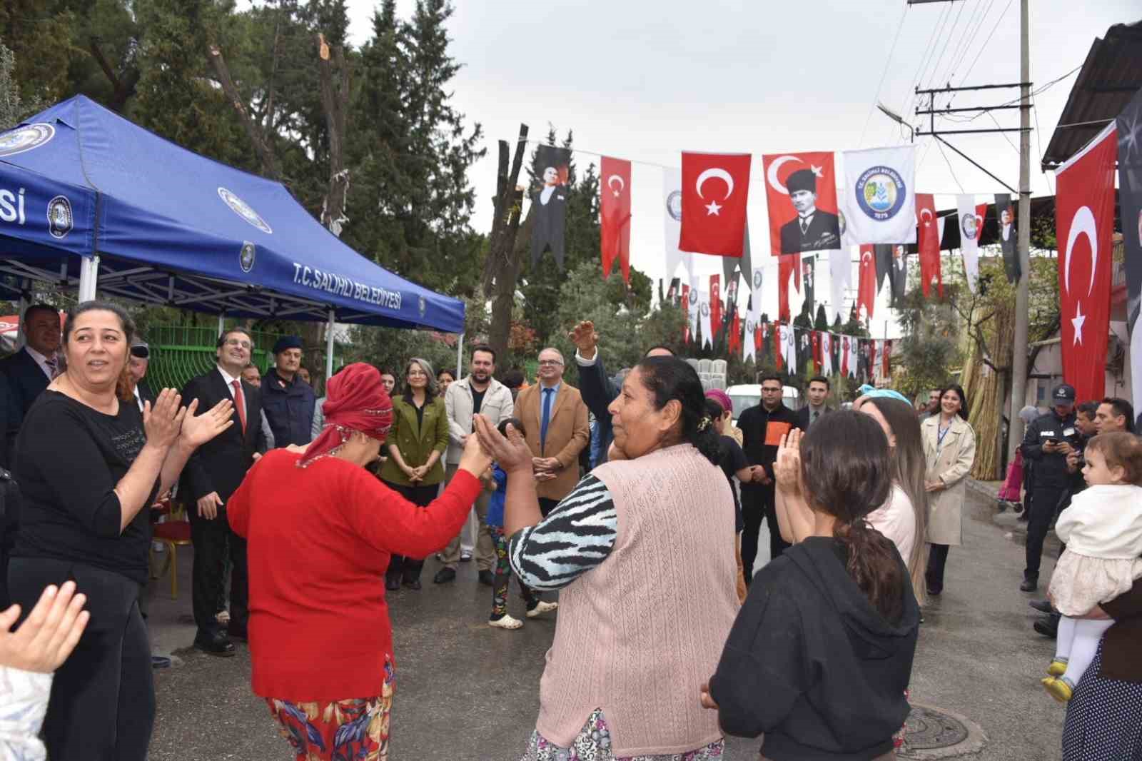Salihli’de Dünya Romanlar Günü coşkuyla kutlandı
Salihli’de Dünya Romanlar Günü coşkuyla kutlandı