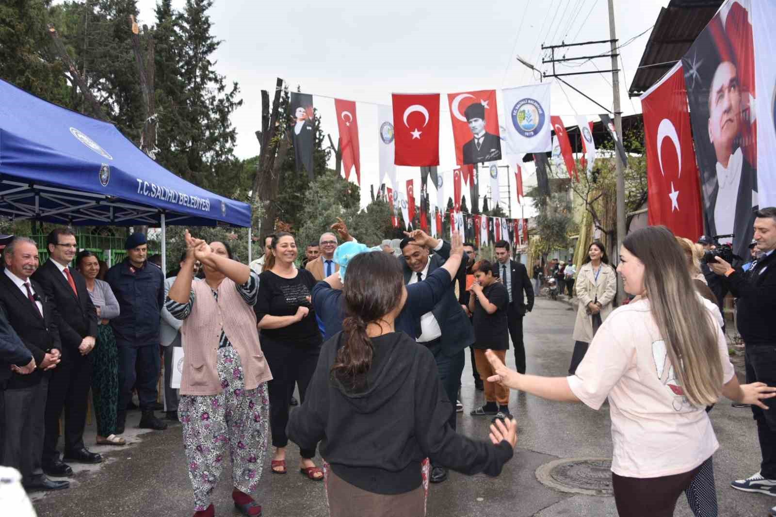 Salihli’de Dünya Romanlar Günü coşkuyla kutlandı
Salihli’de Dünya Romanlar Günü coşkuyla kutlandı