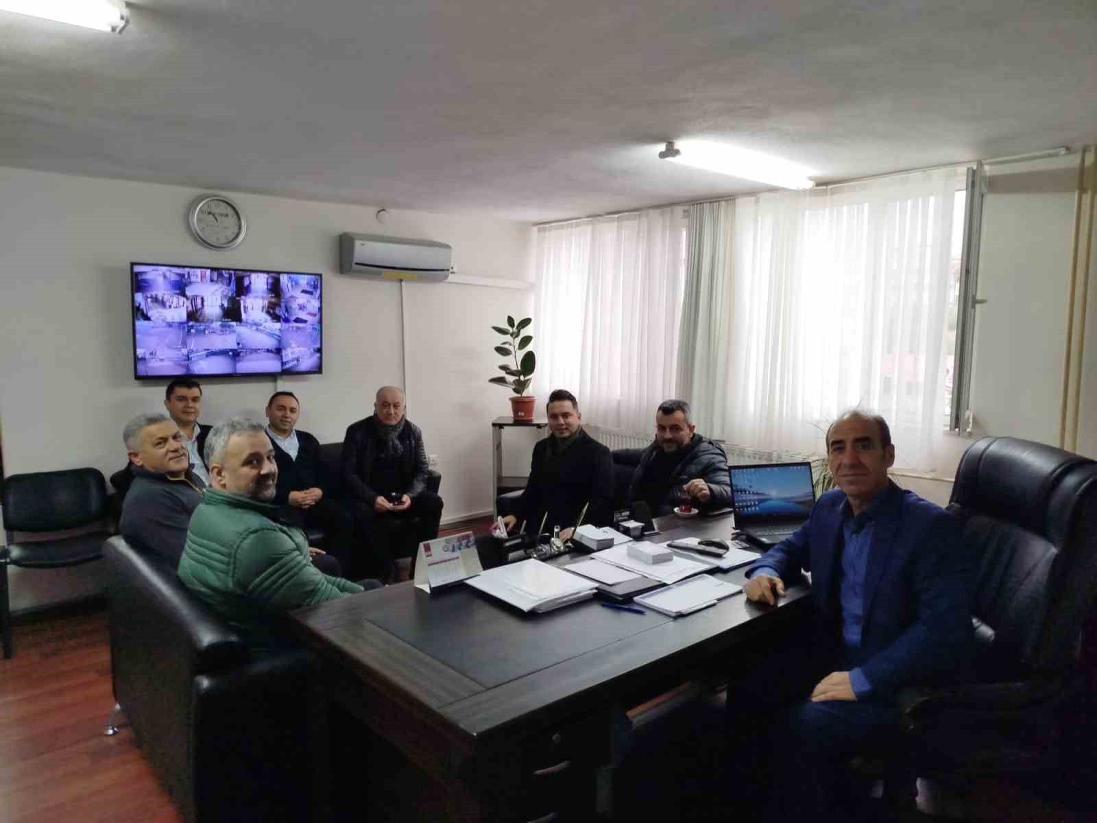 Salihli’de Galatasaraylı taraftarlardan eğitime spor malzemesi desteği
