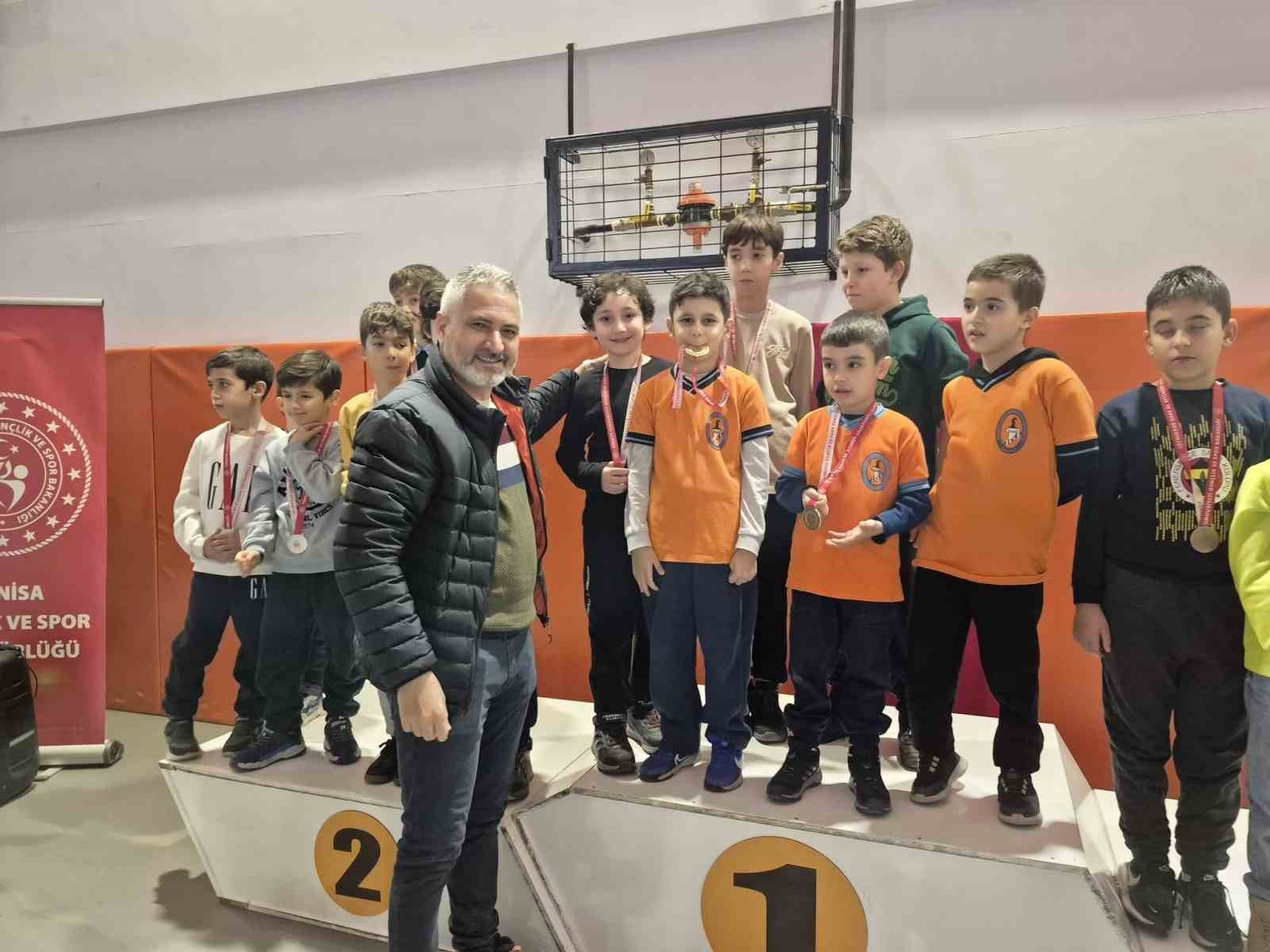 Salihli’de Gazeteciler Günü satrançla taçlandı
Salihli’de Gazeteciler Günü satrançla taçlandı