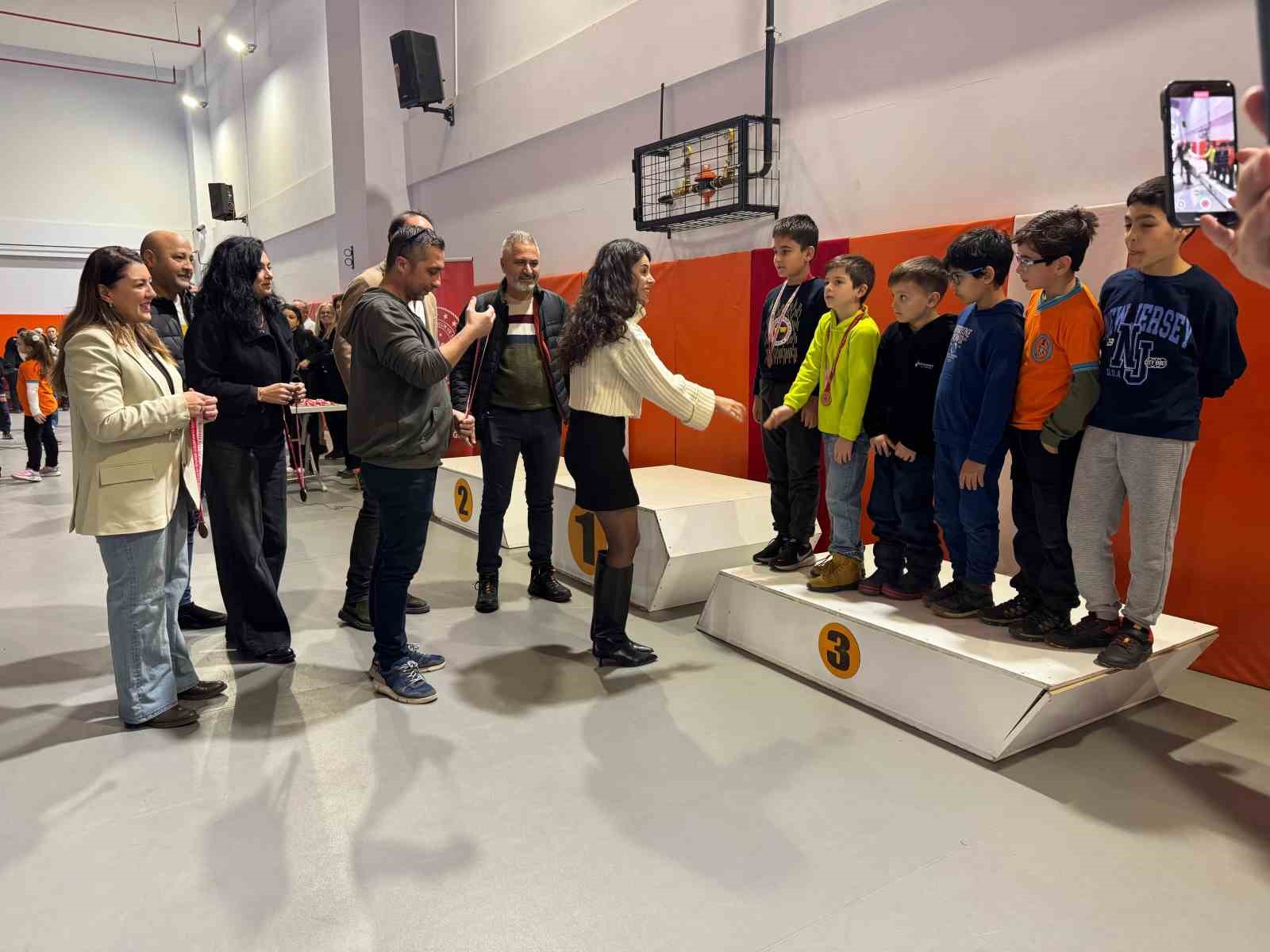 Salihli’de Gazeteciler Günü satrançla taçlandı
Salihli’de Gazeteciler Günü satrançla taçlandı