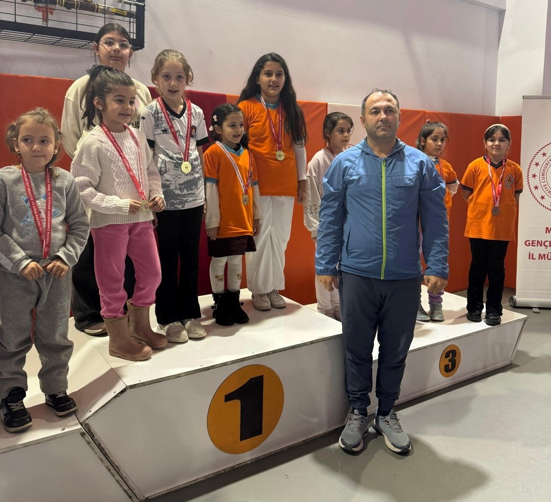 Salihli’de Gazeteciler Günü satrançla taçlandı
Salihli’de Gazeteciler Günü satrançla taçlandı