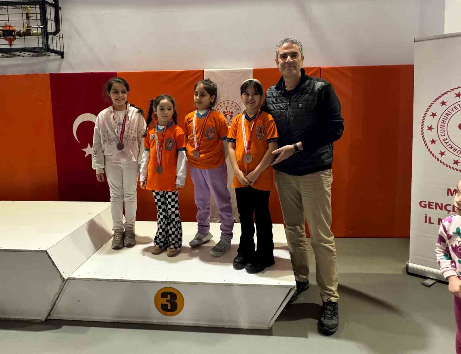 Salihli’de Gazeteciler Günü satrançla taçlandı
Salihli’de Gazeteciler Günü satrançla taçlandı