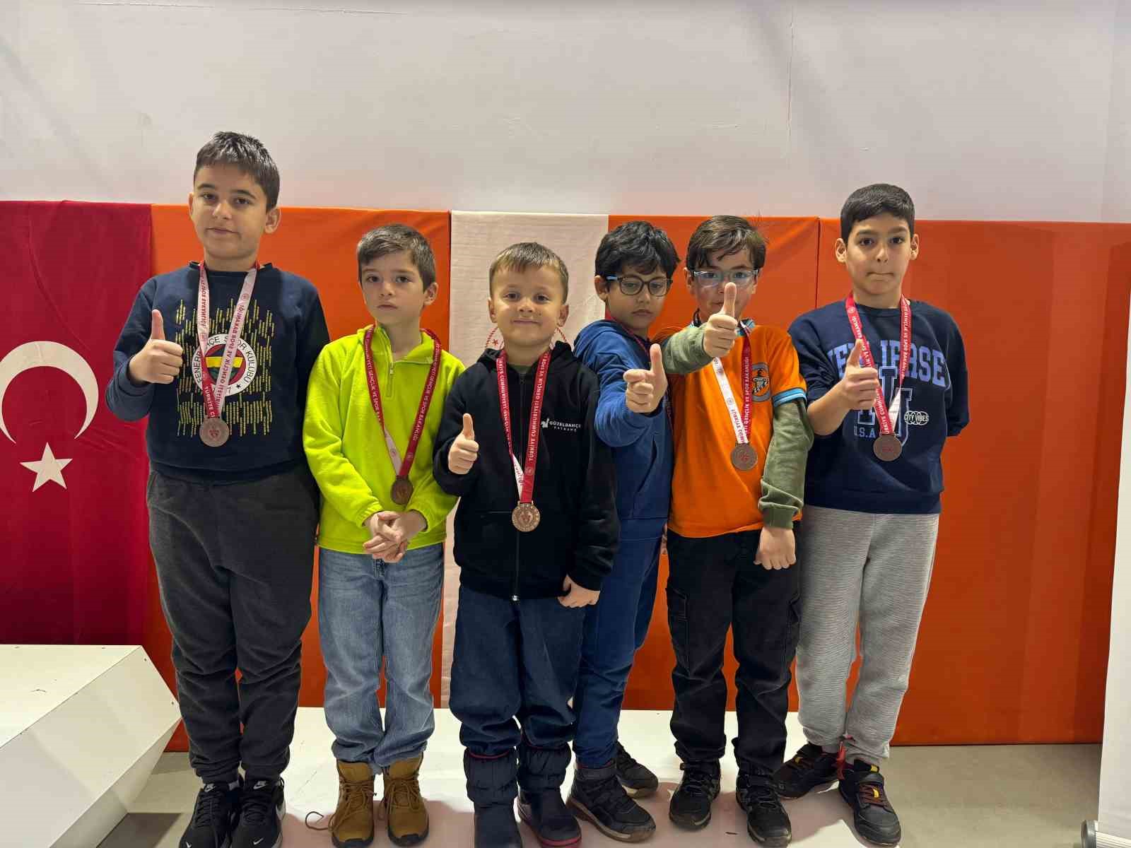 Salihli’de Gazeteciler Günü satrançla taçlandı
Salihli’de Gazeteciler Günü satrançla taçlandı