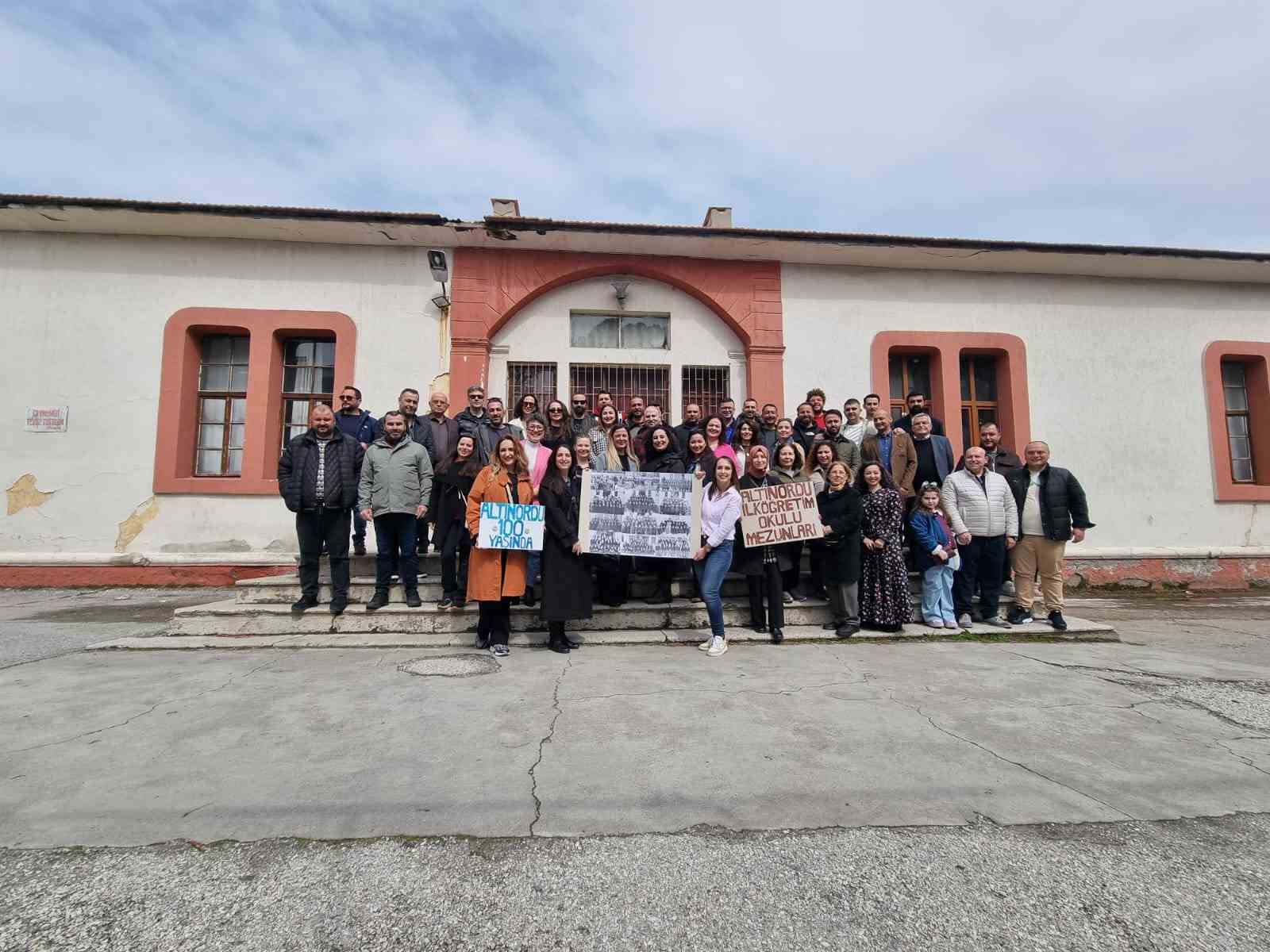 Salihli’de ilkokul mezunları 25 yıl sonra buluştu
