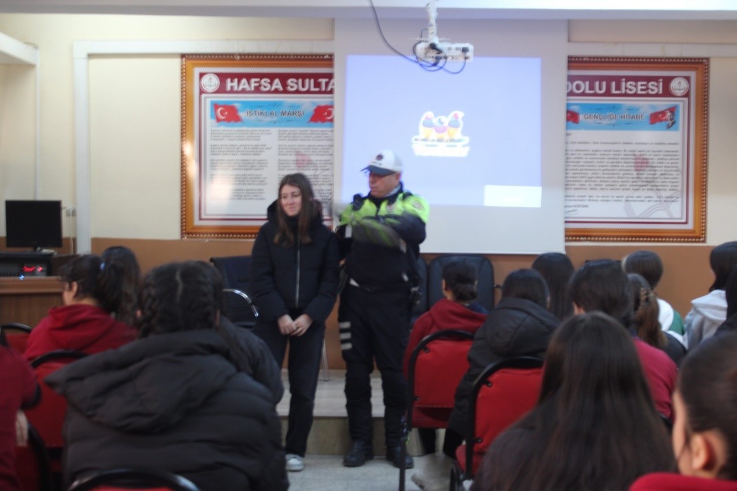 Salihli’de lise öğrencilerine hayat kurtaran trafik eğitimi
